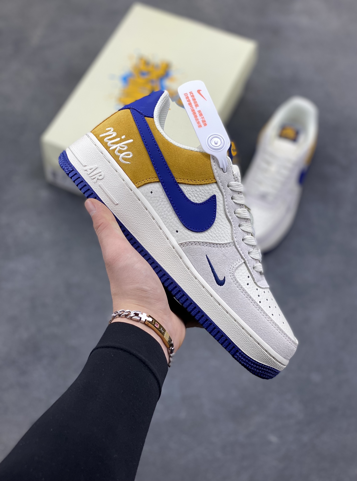 NIke Air Force 1 ‘07 Low 白灰棕蓝拼接 空军一号低帮 运动鞋 休闲鞋 折边针车 工艺难度大 原楦头原纸板 高端定制鞋盒 原厂鞋底 超高清洁度 细节完美 货号：HF2794-100 尺码：36 36.5 37.5 38 38.5 39 40 40.5 41 42 42.5 43 44 44.5 45-选品中心