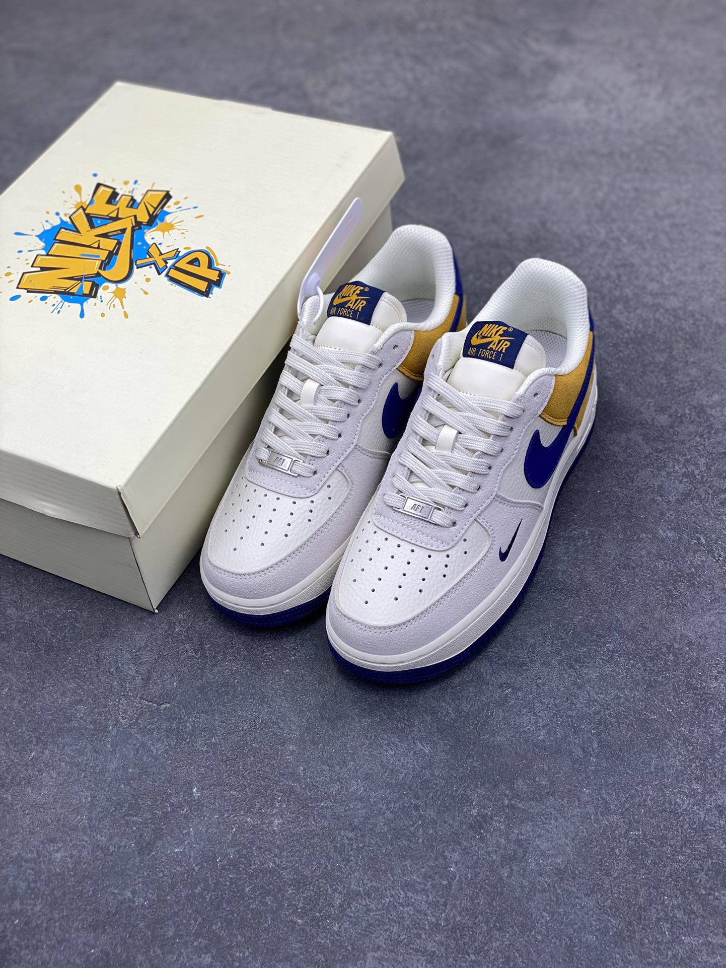 图片[8]-NIke Air Force 1 ‘07 Low 白灰棕蓝拼接 空军一号低帮 运动鞋 休闲鞋 折边针车 工艺难度大 原楦头原纸板 高端定制鞋盒 原厂鞋底 超高清洁度 细节完美 货号：HF2794-100 尺码：36 36.5 37.5 38 38.5 39 40 40.5 41 42 42.5 43 44 44.5 45-选品中心
