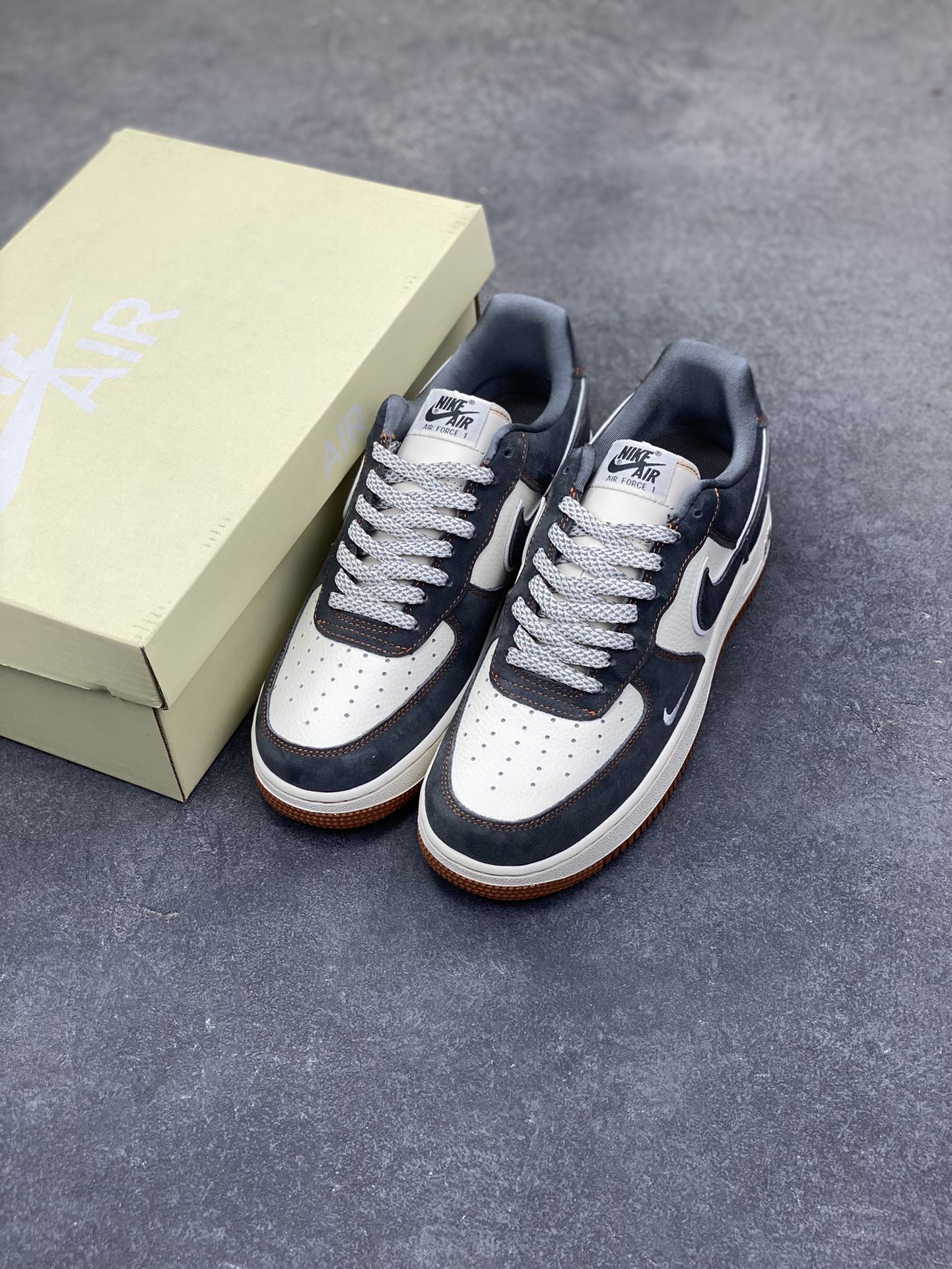 图片[8]-Nike Air Force 1 Low x The North Face 联名款｜硬核潮搭新标杆！当经典空军一号遇上户外王者北面，这双SS1979-005配色的Air Force 1 Low直接把街头潮流与户外机能风焊死在鞋面上！深灰磨砂麂皮碰撞米白皮革，橙棕车线勾勒出硬朗的户外质感，鞋侧双品牌标识强强联手，既有AF1的复古板鞋基因，又融入The North Face的户外硬核气场。生胶外底搭配Air气垫，踩屎感拉满的同时，复古氛围直接拉到顶点。不管是搭配工装裤走街头户外风，还是配牛仔裤搭休闲造型，这双鞋都能成为造型的点睛之笔，潮人鞋柜里的“王炸款”非它莫属！-选品中心