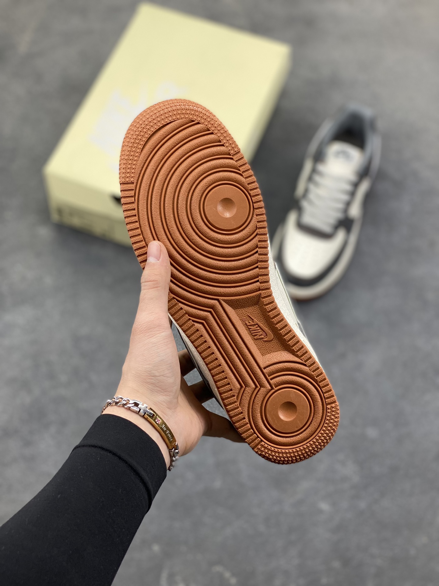 图片[5]-Nike Air Force 1 Low x The North Face 联名款｜硬核潮搭新标杆！当经典空军一号遇上户外王者北面，这双SS1979-005配色的Air Force 1 Low直接把街头潮流与户外机能风焊死在鞋面上！深灰磨砂麂皮碰撞米白皮革，橙棕车线勾勒出硬朗的户外质感，鞋侧双品牌标识强强联手，既有AF1的复古板鞋基因，又融入The North Face的户外硬核气场。生胶外底搭配Air气垫，踩屎感拉满的同时，复古氛围直接拉到顶点。不管是搭配工装裤走街头户外风，还是配牛仔裤搭休闲造型，这双鞋都能成为造型的点睛之笔，潮人鞋柜里的“王炸款”非它莫属！-选品中心