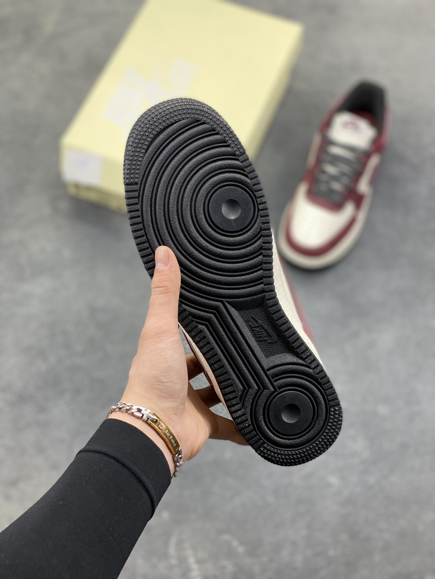 图片[5]-原浩闪电暴击｜Nike Air Force 1 Low x fragment design 酒红限定！fragment design与Nike的联名向来是潮圈硬通货，这双Air Force 1 Low 更是把藤原浩的闪电美学与空军一号的经典基因玩出了新高度！ 酒红磨砂皮碰撞米白皮革的撞色组合，自带复古氛围感，鞋身的细腻绒面质感让视觉与触感双重在线；鞋侧Swoosh内嵌标志性的fragment闪电标，搭配「fragmentdesign」字样印刻，潮牌辨识度直接拉满，低调中藏着不容小觑的潮流身份。鞋头的迷你小勾、黑白撞色的中底与鞋尾，细节处的巧思让整双鞋的设计感层层递进，经典轮廓里满是藤原浩的标志性设计语言。 不管是搭配水洗牛仔裤打造日系街头风，还是配工装外套走复古潮男路线，这双鞋都能成为造型的点睛之笔，是球鞋玩家和藤原浩粉丝必冲的收藏级狠货，上脚即解锁高阶潮流腔调！-选品中心