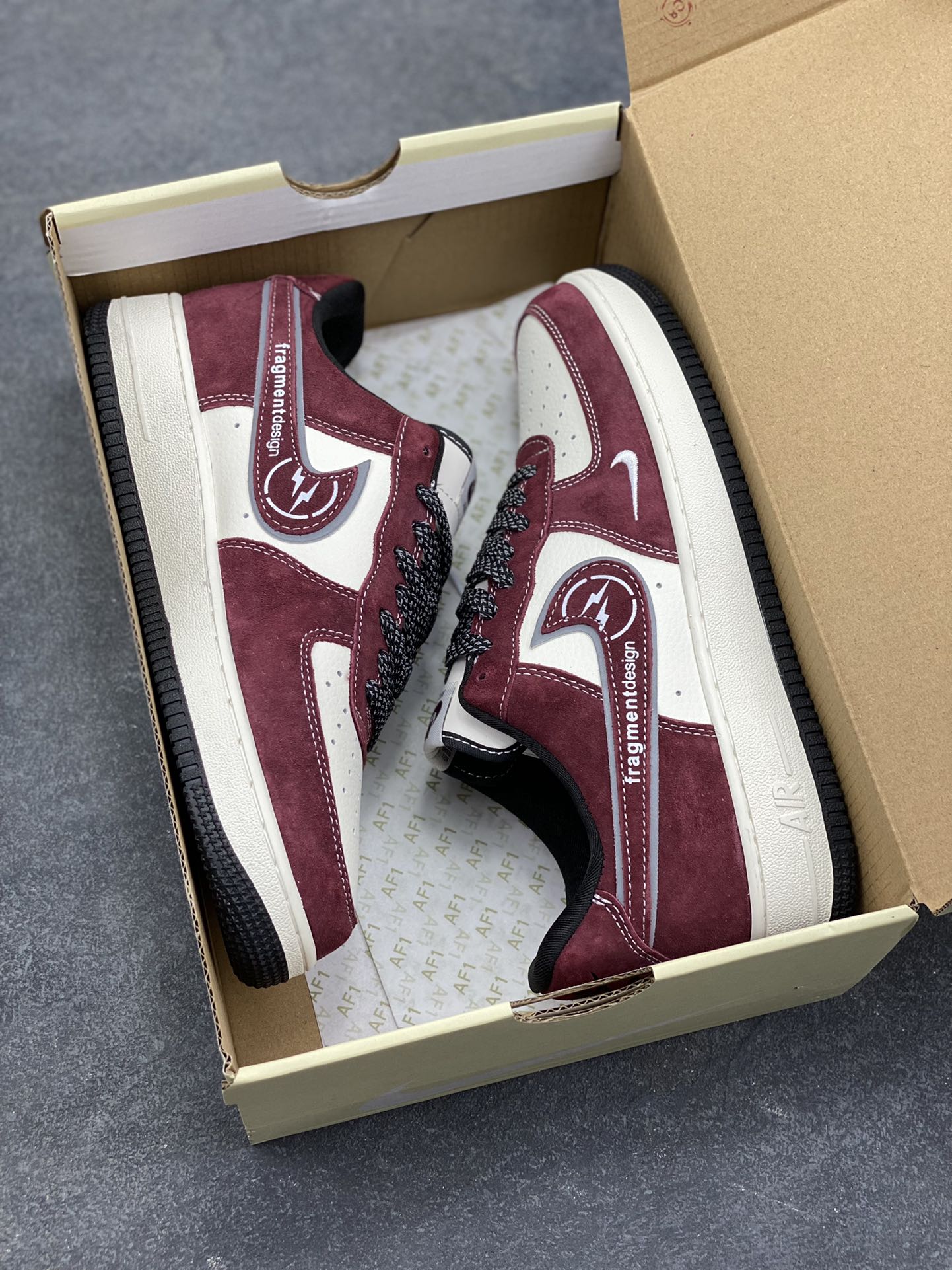 图片[9]-原浩闪电暴击｜Nike Air Force 1 Low x fragment design 酒红限定！fragment design与Nike的联名向来是潮圈硬通货，这双Air Force 1 Low 更是把藤原浩的闪电美学与空军一号的经典基因玩出了新高度！ 酒红磨砂皮碰撞米白皮革的撞色组合，自带复古氛围感，鞋身的细腻绒面质感让视觉与触感双重在线；鞋侧Swoosh内嵌标志性的fragment闪电标，搭配「fragmentdesign」字样印刻，潮牌辨识度直接拉满，低调中藏着不容小觑的潮流身份。鞋头的迷你小勾、黑白撞色的中底与鞋尾，细节处的巧思让整双鞋的设计感层层递进，经典轮廓里满是藤原浩的标志性设计语言。 不管是搭配水洗牛仔裤打造日系街头风，还是配工装外套走复古潮男路线，这双鞋都能成为造型的点睛之笔，是球鞋玩家和藤原浩粉丝必冲的收藏级狠货，上脚即解锁高阶潮流腔调！-选品中心