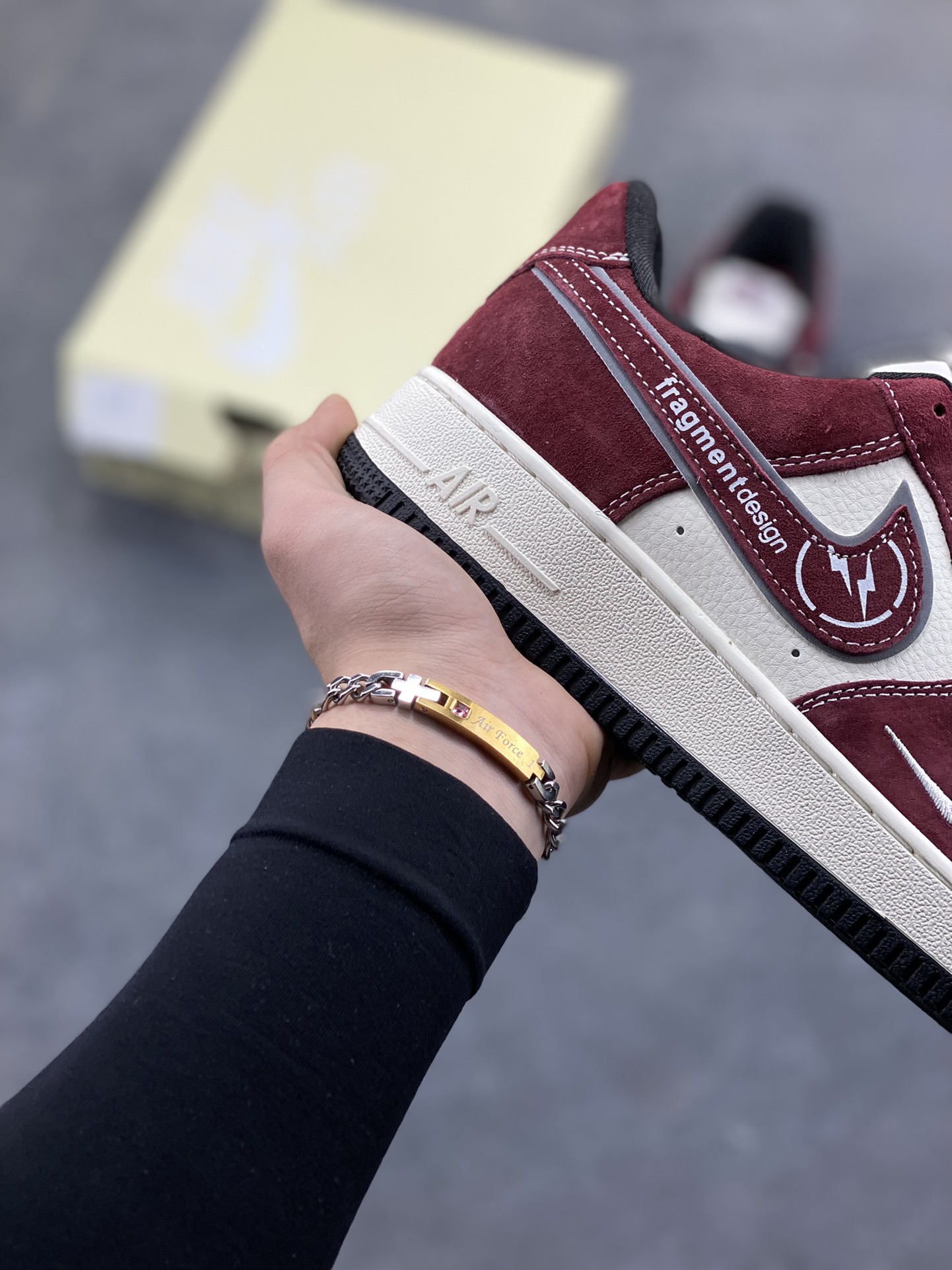 图片[6]-原浩闪电暴击｜Nike Air Force 1 Low x fragment design 酒红限定！fragment design与Nike的联名向来是潮圈硬通货，这双Air Force 1 Low 更是把藤原浩的闪电美学与空军一号的经典基因玩出了新高度！ 酒红磨砂皮碰撞米白皮革的撞色组合，自带复古氛围感，鞋身的细腻绒面质感让视觉与触感双重在线；鞋侧Swoosh内嵌标志性的fragment闪电标，搭配「fragmentdesign」字样印刻，潮牌辨识度直接拉满，低调中藏着不容小觑的潮流身份。鞋头的迷你小勾、黑白撞色的中底与鞋尾，细节处的巧思让整双鞋的设计感层层递进，经典轮廓里满是藤原浩的标志性设计语言。 不管是搭配水洗牛仔裤打造日系街头风，还是配工装外套走复古潮男路线，这双鞋都能成为造型的点睛之笔，是球鞋玩家和藤原浩粉丝必冲的收藏级狠货，上脚即解锁高阶潮流腔调！-选品中心