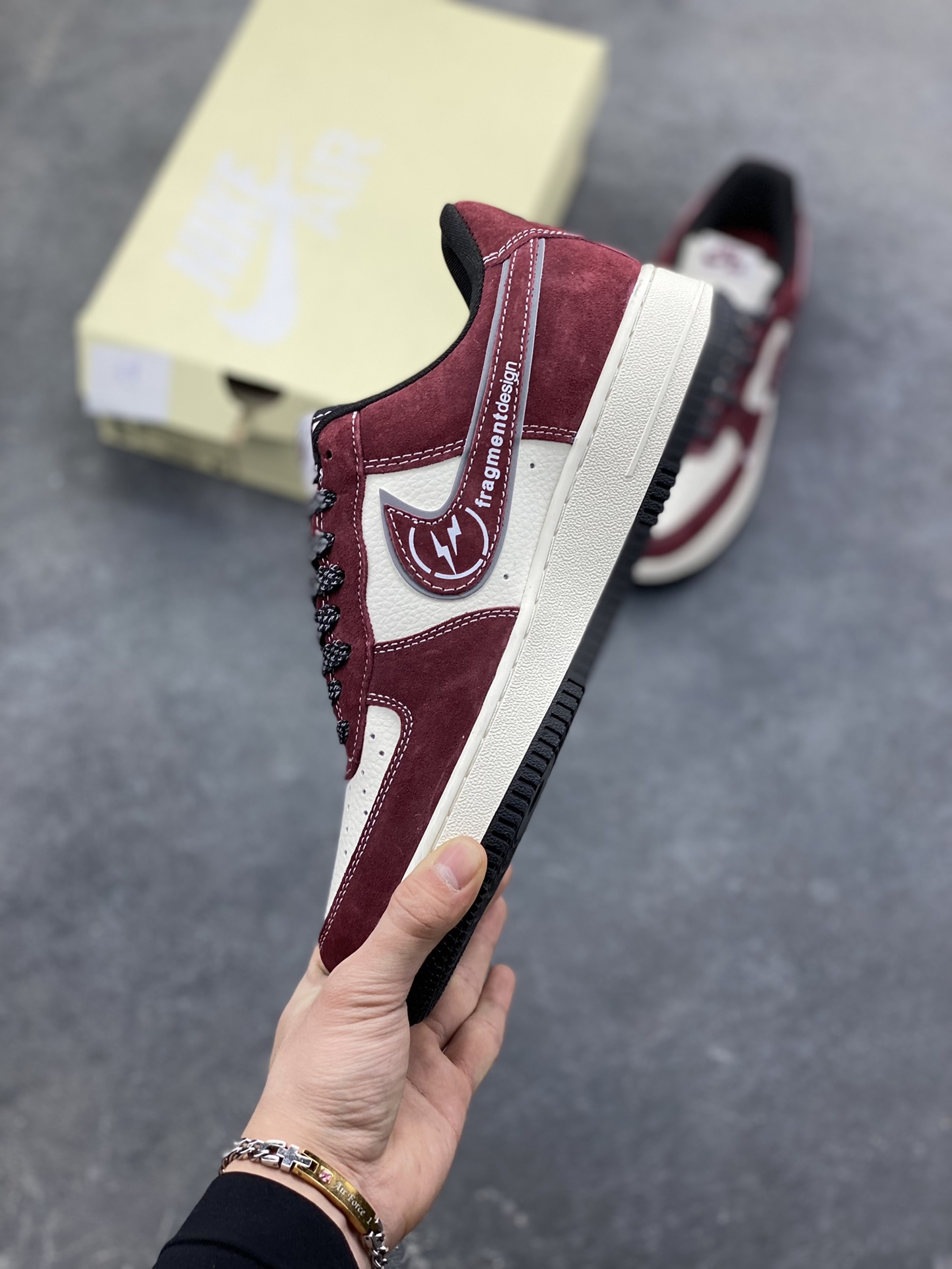 图片[3]-原浩闪电暴击｜Nike Air Force 1 Low x fragment design 酒红限定！fragment design与Nike的联名向来是潮圈硬通货，这双Air Force 1 Low 更是把藤原浩的闪电美学与空军一号的经典基因玩出了新高度！ 酒红磨砂皮碰撞米白皮革的撞色组合，自带复古氛围感，鞋身的细腻绒面质感让视觉与触感双重在线；鞋侧Swoosh内嵌标志性的fragment闪电标，搭配「fragmentdesign」字样印刻，潮牌辨识度直接拉满，低调中藏着不容小觑的潮流身份。鞋头的迷你小勾、黑白撞色的中底与鞋尾，细节处的巧思让整双鞋的设计感层层递进，经典轮廓里满是藤原浩的标志性设计语言。 不管是搭配水洗牛仔裤打造日系街头风，还是配工装外套走复古潮男路线，这双鞋都能成为造型的点睛之笔，是球鞋玩家和藤原浩粉丝必冲的收藏级狠货，上脚即解锁高阶潮流腔调！-选品中心