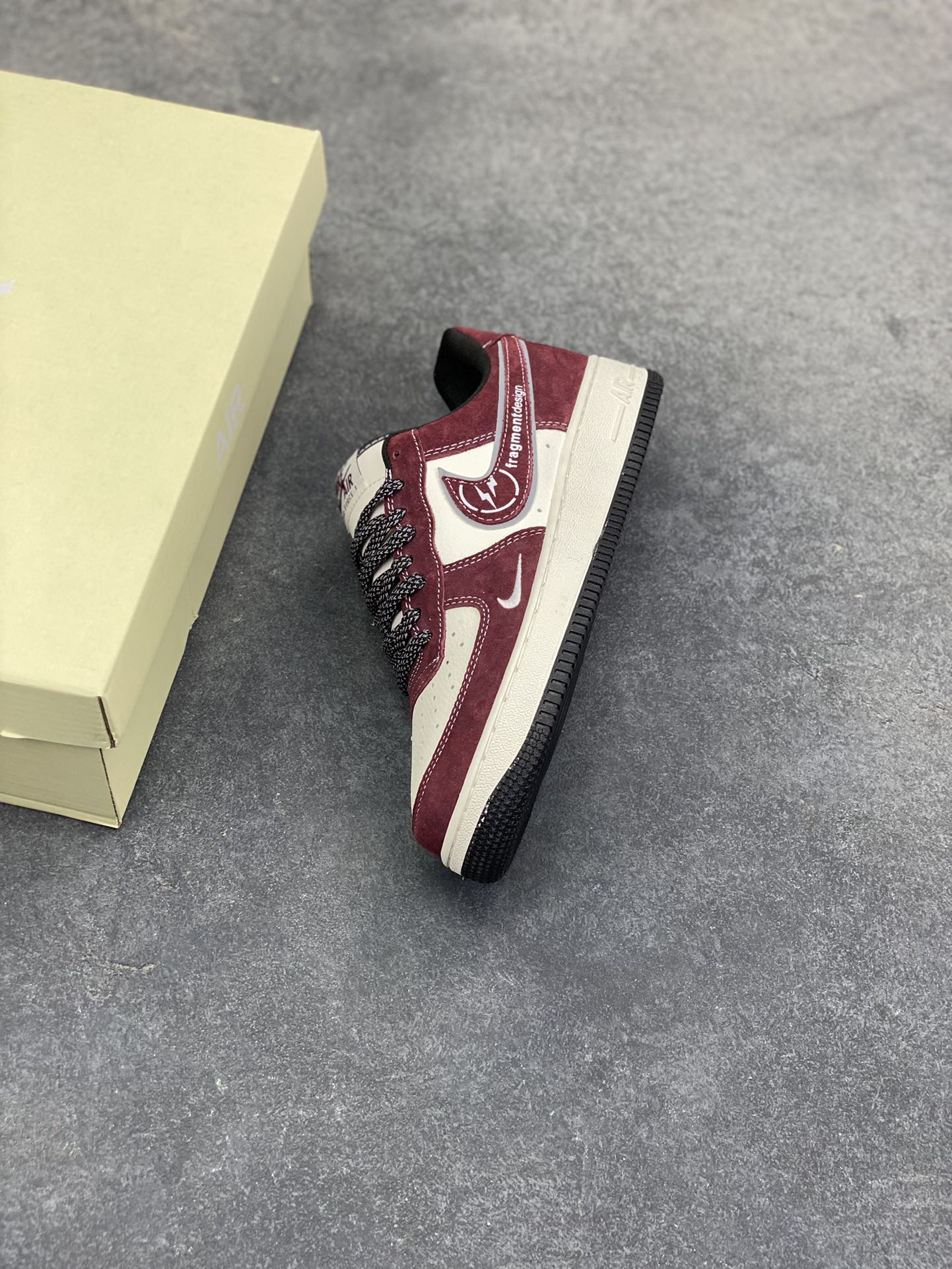 图片[7]-原浩闪电暴击｜Nike Air Force 1 Low x fragment design 酒红限定！fragment design与Nike的联名向来是潮圈硬通货，这双Air Force 1 Low 更是把藤原浩的闪电美学与空军一号的经典基因玩出了新高度！ 酒红磨砂皮碰撞米白皮革的撞色组合，自带复古氛围感，鞋身的细腻绒面质感让视觉与触感双重在线；鞋侧Swoosh内嵌标志性的fragment闪电标，搭配「fragmentdesign」字样印刻，潮牌辨识度直接拉满，低调中藏着不容小觑的潮流身份。鞋头的迷你小勾、黑白撞色的中底与鞋尾，细节处的巧思让整双鞋的设计感层层递进，经典轮廓里满是藤原浩的标志性设计语言。 不管是搭配水洗牛仔裤打造日系街头风，还是配工装外套走复古潮男路线，这双鞋都能成为造型的点睛之笔，是球鞋玩家和藤原浩粉丝必冲的收藏级狠货，上脚即解锁高阶潮流腔调！-选品中心