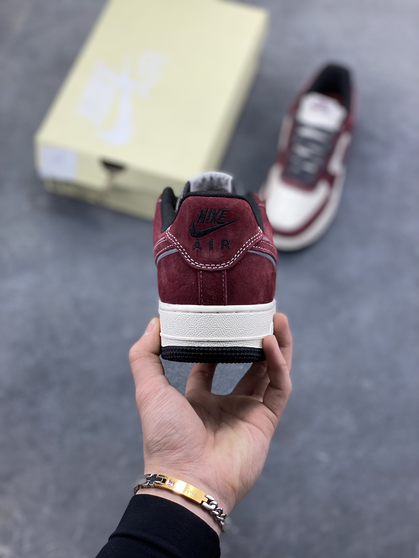 图片[4]-原浩闪电暴击｜Nike Air Force 1 Low x fragment design 酒红限定！fragment design与Nike的联名向来是潮圈硬通货，这双Air Force 1 Low 更是把藤原浩的闪电美学与空军一号的经典基因玩出了新高度！ 酒红磨砂皮碰撞米白皮革的撞色组合，自带复古氛围感，鞋身的细腻绒面质感让视觉与触感双重在线；鞋侧Swoosh内嵌标志性的fragment闪电标，搭配「fragmentdesign」字样印刻，潮牌辨识度直接拉满，低调中藏着不容小觑的潮流身份。鞋头的迷你小勾、黑白撞色的中底与鞋尾，细节处的巧思让整双鞋的设计感层层递进，经典轮廓里满是藤原浩的标志性设计语言。 不管是搭配水洗牛仔裤打造日系街头风，还是配工装外套走复古潮男路线，这双鞋都能成为造型的点睛之笔，是球鞋玩家和藤原浩粉丝必冲的收藏级狠货，上脚即解锁高阶潮流腔调！-选品中心