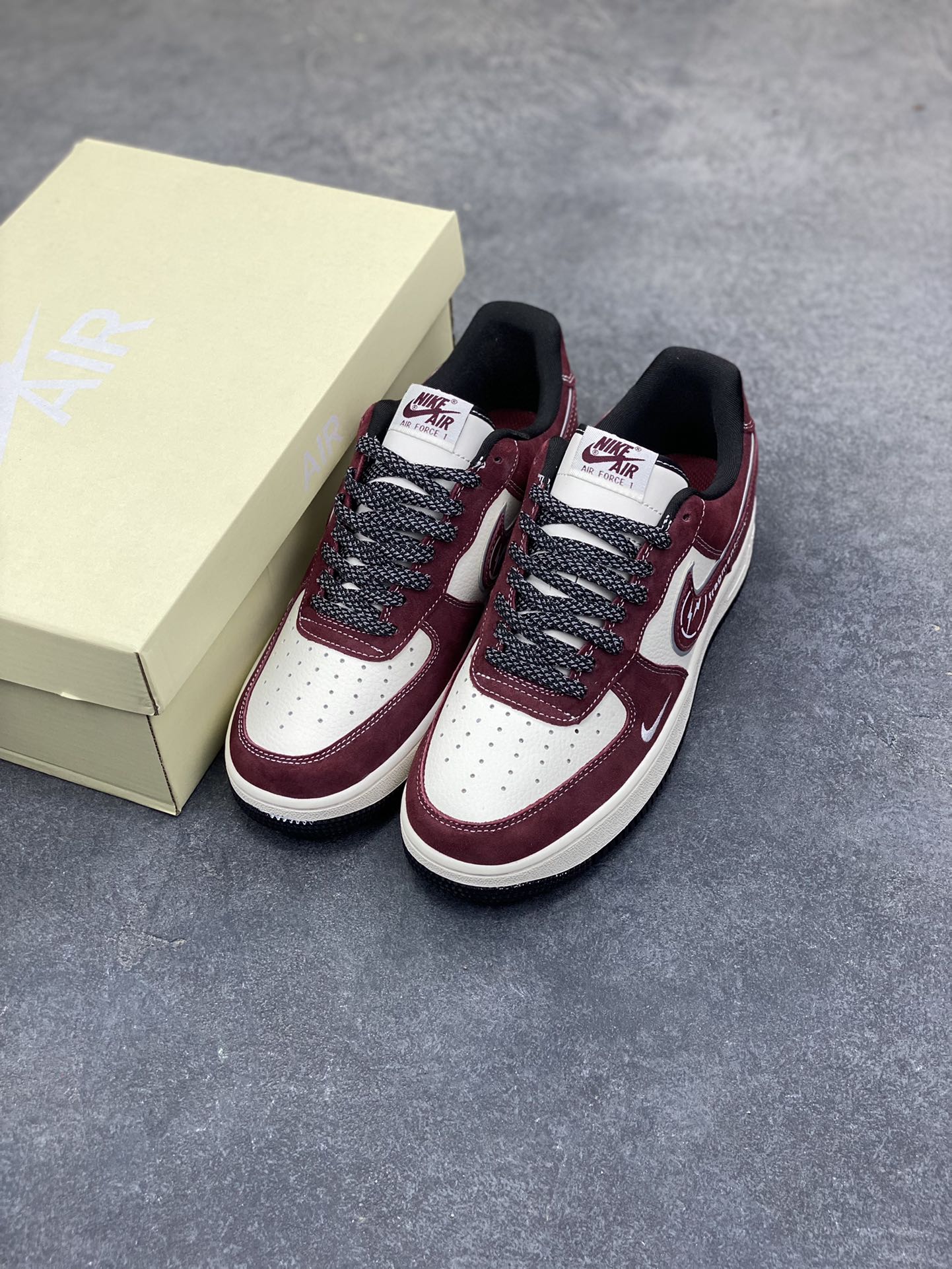 图片[8]-原浩闪电暴击｜Nike Air Force 1 Low x fragment design 酒红限定！fragment design与Nike的联名向来是潮圈硬通货，这双Air Force 1 Low 更是把藤原浩的闪电美学与空军一号的经典基因玩出了新高度！ 酒红磨砂皮碰撞米白皮革的撞色组合，自带复古氛围感，鞋身的细腻绒面质感让视觉与触感双重在线；鞋侧Swoosh内嵌标志性的fragment闪电标，搭配「fragmentdesign」字样印刻，潮牌辨识度直接拉满，低调中藏着不容小觑的潮流身份。鞋头的迷你小勾、黑白撞色的中底与鞋尾，细节处的巧思让整双鞋的设计感层层递进，经典轮廓里满是藤原浩的标志性设计语言。 不管是搭配水洗牛仔裤打造日系街头风，还是配工装外套走复古潮男路线，这双鞋都能成为造型的点睛之笔，是球鞋玩家和藤原浩粉丝必冲的收藏级狠货，上脚即解锁高阶潮流腔调！-选品中心