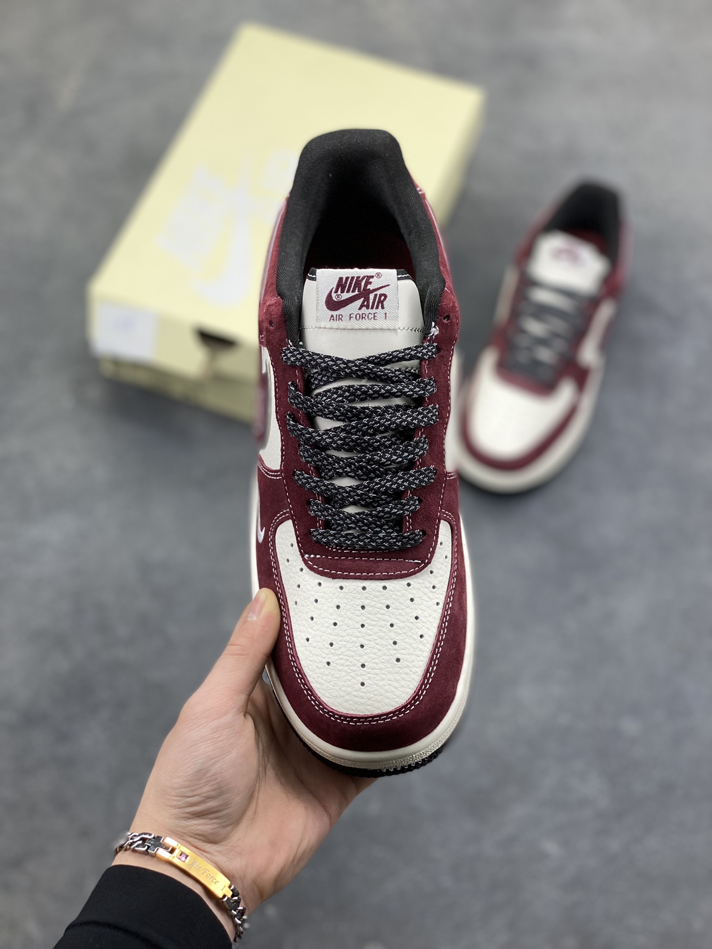 图片[2]-原浩闪电暴击｜Nike Air Force 1 Low x fragment design 酒红限定！fragment design与Nike的联名向来是潮圈硬通货，这双Air Force 1 Low 更是把藤原浩的闪电美学与空军一号的经典基因玩出了新高度！ 酒红磨砂皮碰撞米白皮革的撞色组合，自带复古氛围感，鞋身的细腻绒面质感让视觉与触感双重在线；鞋侧Swoosh内嵌标志性的fragment闪电标，搭配「fragmentdesign」字样印刻，潮牌辨识度直接拉满，低调中藏着不容小觑的潮流身份。鞋头的迷你小勾、黑白撞色的中底与鞋尾，细节处的巧思让整双鞋的设计感层层递进，经典轮廓里满是藤原浩的标志性设计语言。 不管是搭配水洗牛仔裤打造日系街头风，还是配工装外套走复古潮男路线，这双鞋都能成为造型的点睛之笔，是球鞋玩家和藤原浩粉丝必冲的收藏级狠货，上脚即解锁高阶潮流腔调！-选品中心