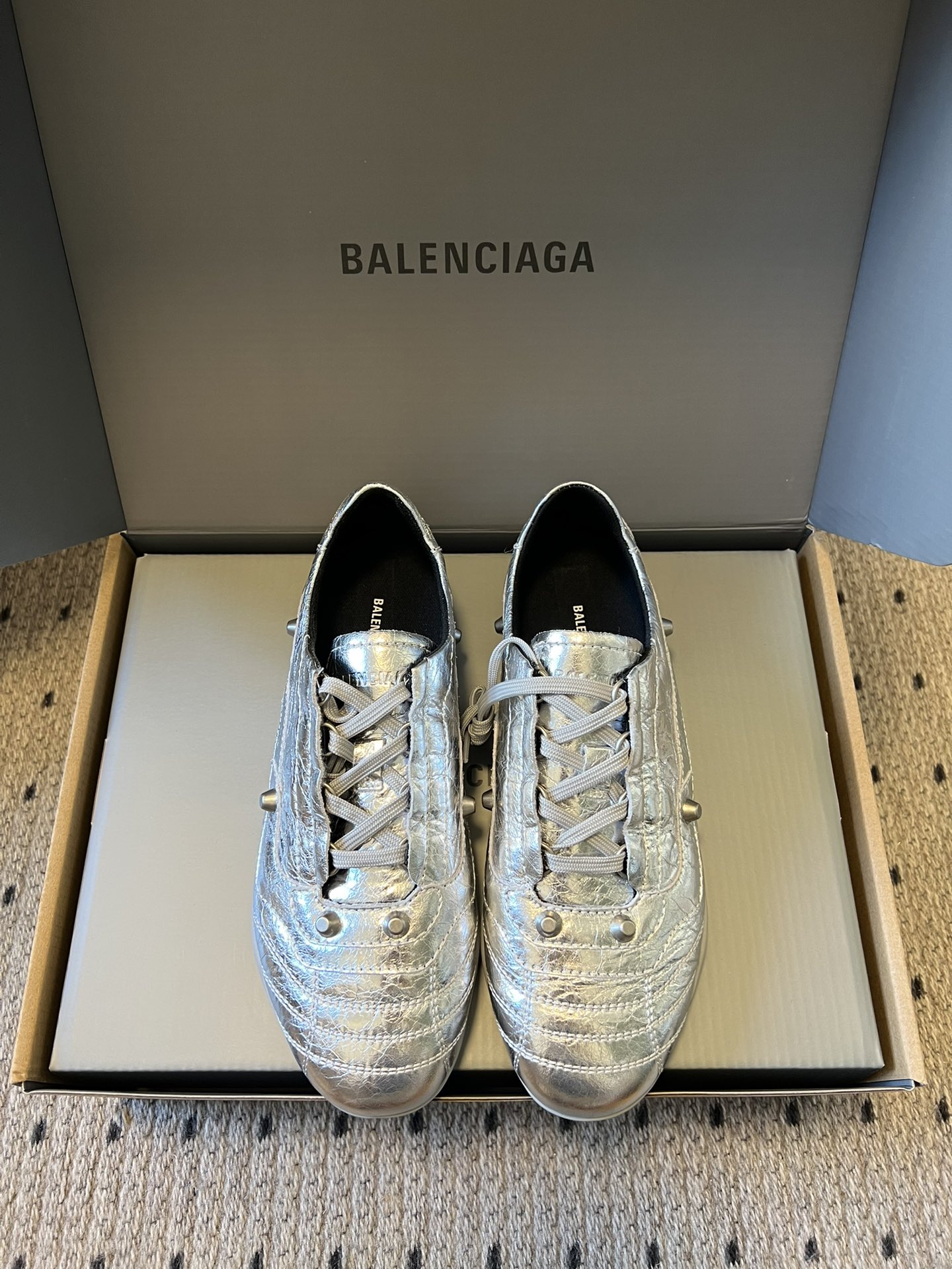 NO:759128,Balenciag* 25ss sports style retro moral training shoes and casual shoes are based on retro football shoes and incorporate Balenciaga's iconic 'fashion sports style'. The pointed toe and low-top silhouette have a retro accent, while using bright colors/special materials to weaken the sense of sportiness, making them more like fashion items with matching shapes. The upper is made of embossed leather, with a delicate luster and high-end texture; some colors are coated with metallic coating to increase eye-catching.  The shoe body is decorated with rivets and stitching texture, which not only retains the classic elements of football shoes, but also enhances the sense of luxury through exquisite craftsmanship; the shoelaces are the same color as the shoe body, and the overall style is unified. There are rich color options, which can be worn with casual pants/jeans for street style, or with skirts to create a 'sweet and cool contrast'. They are a very popular type of 'fashion sneakers' in recent years. Upper cowhide leather lining Sheepskin outsole Original molded outsole Increased size by 2.5cm  :35-40 size, casual shoes/sports shoes, balenciaga, balenciaga, sneakers, skirts, jeans, cowhide, sheepskin19860909Balenciag* 25ss 运动风复古德训鞋休闲鞋 以复古足球鞋为原型,融合巴黎世家标志性的“时装运动风”,尖头+低帮轮廓自带复古腔调,同时通过亮色/特殊材质弱化运动感,更像搭配造型的时尚单品.鞋面采用压纹皮革,自带细腻光泽和高级质感；部分颜色用了金属感涂层,增加吸睛度. 鞋身有铆钉装饰+车线纹理,既保留了足球鞋的经典元素,又通过精致工艺提升了奢华感；鞋带与鞋身同色,整体风格统一.色彩选择丰富,既可以搭休闲裤/牛仔裤走街头风,也能配裙装打造“甜酷反差感”,是近年很火的“时装球鞋”类型. 鞋面牛皮 内里羊皮 大底原版开模大底 增高2.5cm size :35-40码,休闲鞋/运动鞋,balenciaga,balenciaga,sneakers,skirts,jeans,cowhide,sheepskin,Women's Shoes