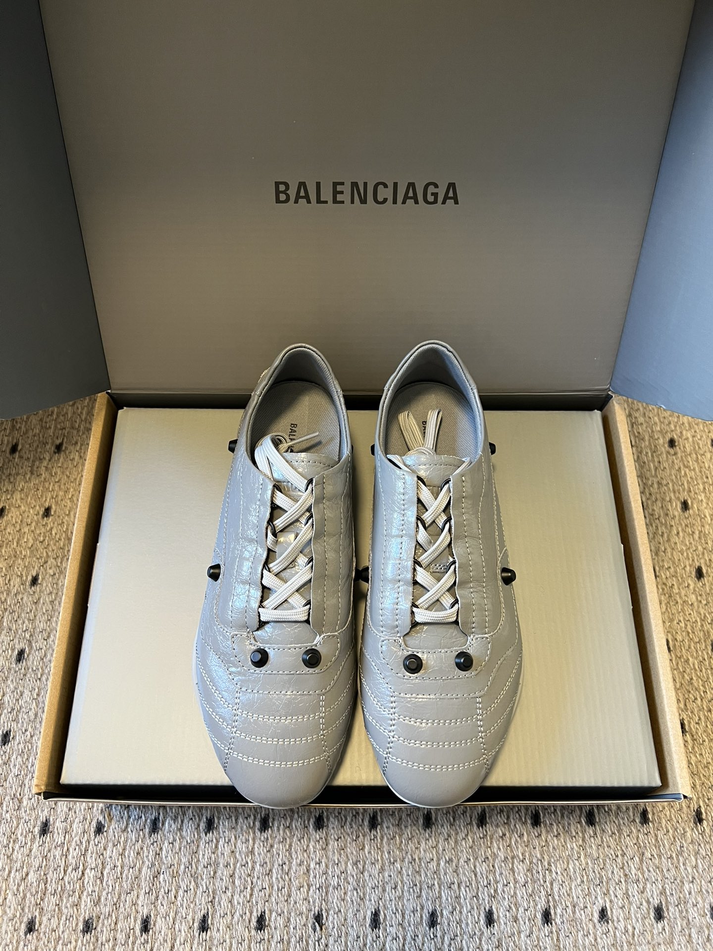 NO:759137,Balenciag* 25ss sports style retro moral training shoes and casual shoes are based on retro football shoes and incorporate Balenciaga's iconic 'fashion sports style'. The pointed toe and low-top silhouette have a retro accent, while using bright colors/special materials to weaken the sense of sportiness, making them more like fashion items with matching shapes. The upper is made of embossed leather, with a delicate luster and high-end texture; some colors are coated with metallic coating to increase eye-catching.  The shoe body is decorated with rivets and stitching texture, which not only retains the classic elements of football shoes, but also enhances the sense of luxury through exquisite craftsmanship; the shoelaces are the same color as the shoe body, and the overall style is unified. There are rich color options, which can be worn with casual pants/jeans for street style, or with skirts to create a 'sweet and cool contrast'. They are a very popular type of 'fashion sneakers' in recent years. Upper cowhide leather lining Sheepskin outsole Original molded outsole Increased size by 2.5cm  :35-40 size (40 size customization is non-refundable), casual shoes/sports shoes, balenciaga, balenciaga, sneakers, skirts, jeans, cowhide, sheepskin19860909Balenciag* 25ss 运动风复古德训鞋休闲鞋 以复古足球鞋为原型,融合巴黎世家标志性的“时装运动风”,尖头+低帮轮廓自带复古腔调,同时通过亮色/特殊材质弱化运动感,更像搭配造型的时尚单品.鞋面采用压纹皮革,自带细腻光泽和高级质感；部分颜色用了金属感涂层,增加吸睛度. 鞋身有铆钉装饰+车线纹理,既保留了足球鞋的经典元素,又通过精致工艺提升了奢华感；鞋带与鞋身同色,整体风格统一.色彩选择丰富,既可以搭休闲裤/牛仔裤走街头风,也能配裙装打造“甜酷反差感”,是近年很火的“时装球鞋”类型. 鞋面牛皮 内里羊皮 大底原版开模大底 增高2.5cm size :35-40码（40码定制不退换）,休闲鞋/运动鞋,balenciaga,balenciaga,sneakers,skirts,jeans,cowhide,sheepskin,Women's Shoes