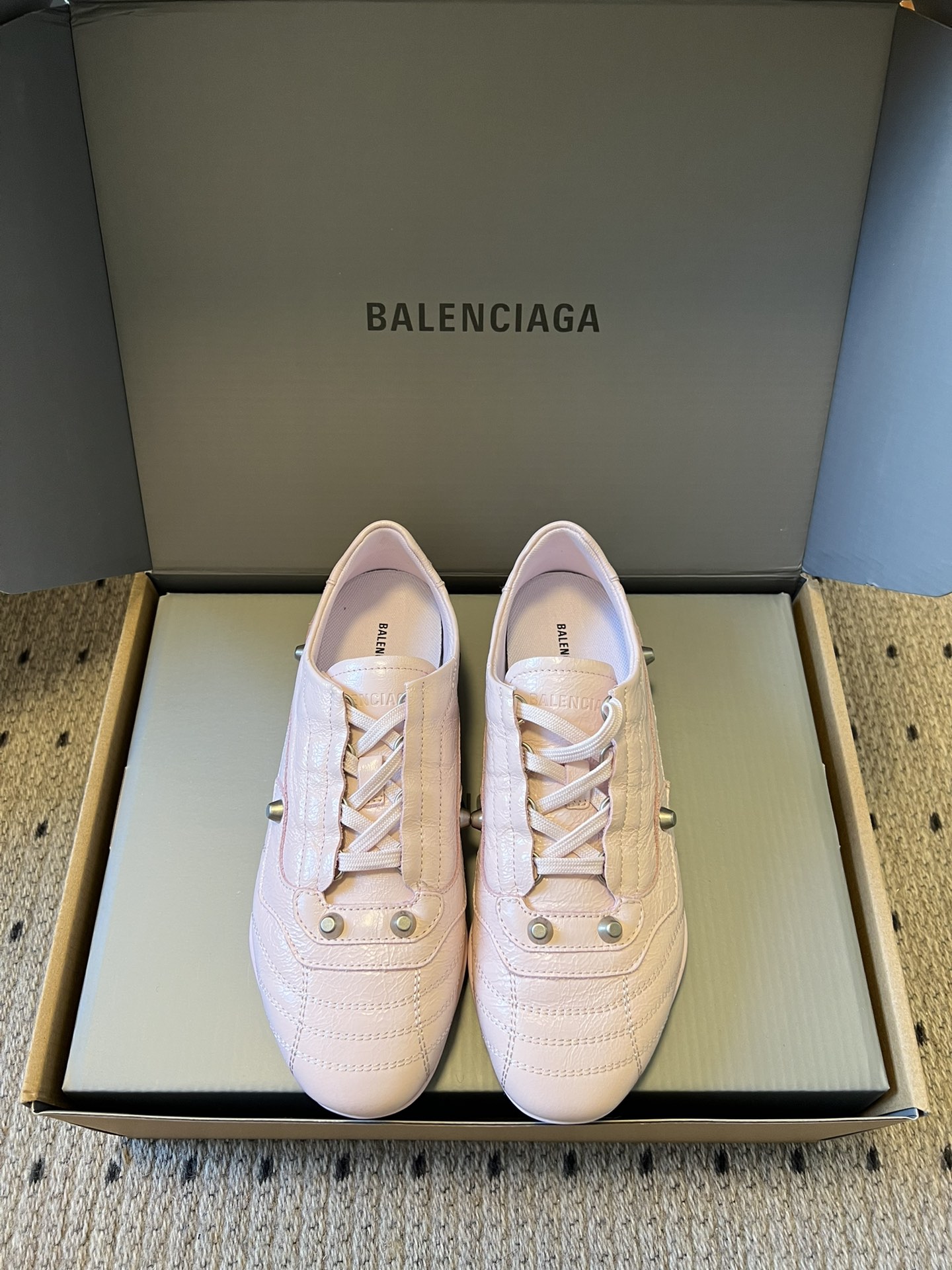 NO:669878,Purchasing agent Balenciaga 25ss sports-style retro training shoes and casual shoes are based on retro football shoes and incorporate Balenciaga's iconic 'fashion sports style'. The pointed toe and low-cut silhouette have a retro accent, while using bright colors/special materials to weaken the sense of sportiness, making them more like fashionable items with matching shapes. The upper is made of embossed leather, with a delicate luster and high-end texture; some colors are coated with metallic coating to increase eye-catching.  The shoe body is decorated with rivets and stitching texture, which not only retains the classic elements of football shoes, but also enhances the sense of luxury through exquisite craftsmanship; the shoelaces are the same color as the shoe body, and the overall style is unified. There are rich color options, which can be worn with casual pants/jeans for street style, or with skirts to create a 'sweet and cool contrast'. They are a very popular type of 'fashion sneakers' in recent years. Upper cowhide leather lining Sheepskin outsole Original molded outsole Increased size by 2.5cm  :35-40 size (40 size customization is non-refundable), casual shoes/sports shoes, balenciaga, balenciaga, sneakers, skirts, jeans, cowhide, sheepskin19860909代购级 Balenciaga 25ss 运动风复古德训鞋休闲鞋 以复古足球鞋为原型,融合巴黎世家标志性的“时装运动风”,尖头+低帮轮廓自带复古腔调,同时通过亮色/特殊材质弱化运动感,更像搭配造型的时尚单品.鞋面采用压纹皮革,自带细腻光泽和高级质感；部分颜色用了金属感涂层,增加吸睛度. 鞋身有铆钉装饰+车线纹理,既保留了足球鞋的经典元素,又通过精致工艺提升了奢华感；鞋带与鞋身同色,整体风格统一.色彩选择丰富,既可以搭休闲裤/牛仔裤走街头风,也能配裙装打造“甜酷反差感”,是近年很火的“时装球鞋”类型. 鞋面牛皮 内里羊皮 大底原版开模大底 增高2.5cm size :35-40码（40码定制不退换）,休闲鞋/运动鞋,balenciaga,balenciaga,sneakers,skirts,jeans,cowhide,sheepskin,Women's Shoes