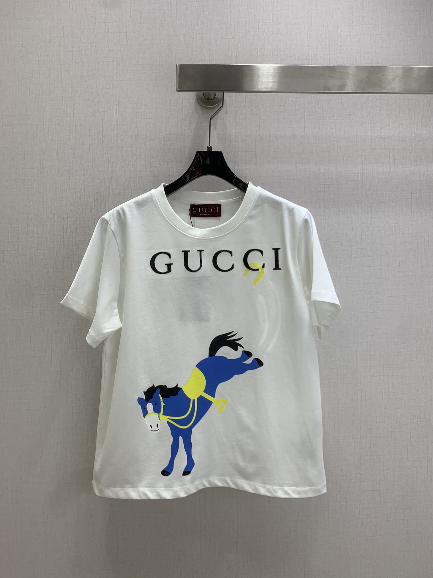 NO:667653,Highly recommended GUC*2026 early spring new model, exquisite printed embroidered short-sleeved T-shirt, high-end fabric, skin-friendly, breathable and comfortable, iconic letter pattern, low-key luxury, age-reducing girlhood!  A must-have artifact for Bai Fumei!  The classic version is versatile and will not be picky. I highly recommend keeping it for yourself!  The quality of workmanship depends on the details. Two colors. SML code. High quality ABC, gucci, T-shirt, tees, t-shirt,  19860909强烈推荐 GUC*2026早春新款 精致印花刺绣短袖T恤 高订面料 亲肤透气舒适标志性字母图案低调奢华 减龄少女时代！白富美必备神器！经典版型百搭不挑人强烈推荐自留款！做工品质看细节 两个色 SML码 高品质ABC,,gucci,T-shirt,tees，t-shirt, ,Women's clothing
