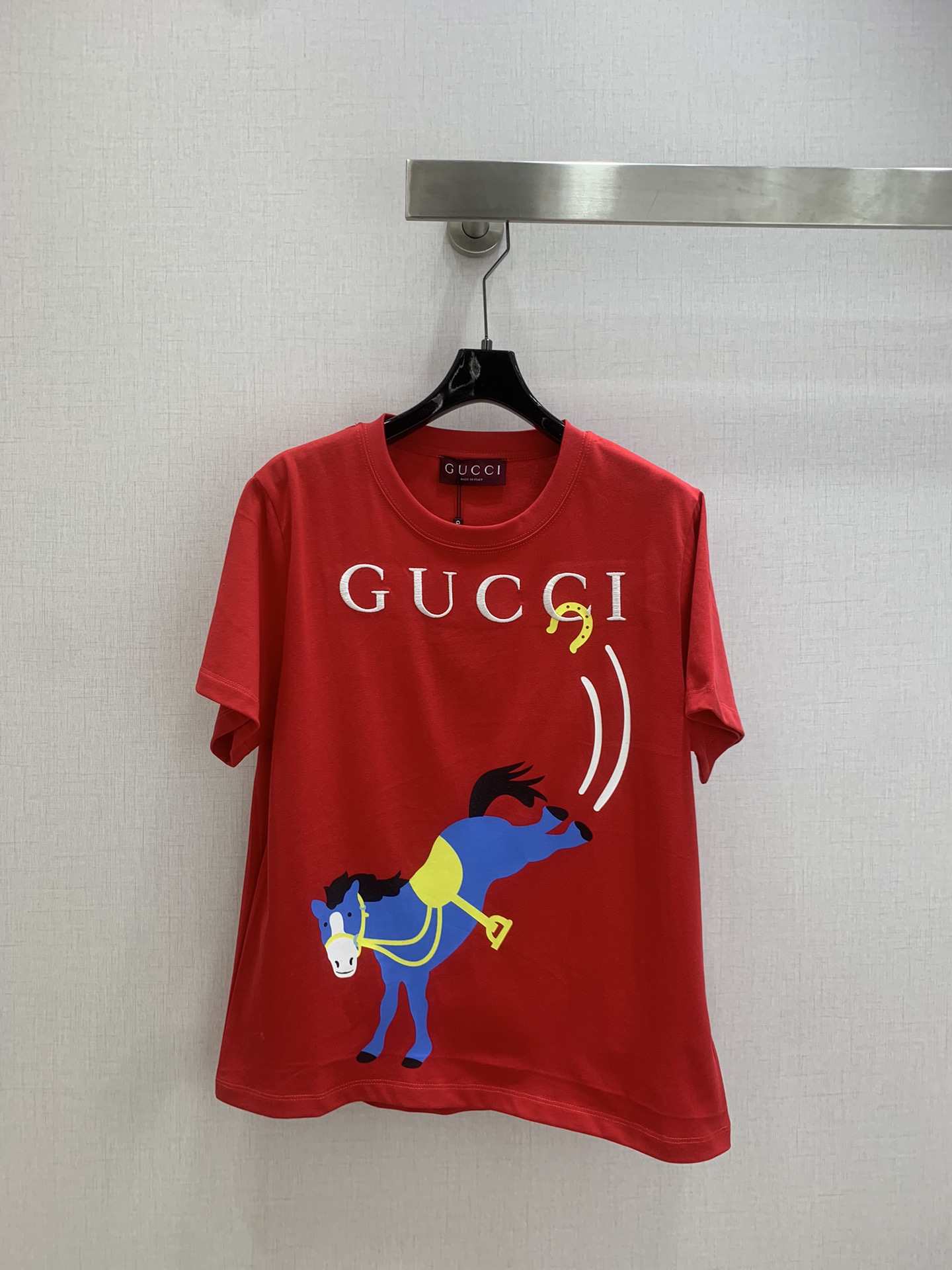 NO:667658,Highly recommended GUC*2026 early spring new model, exquisite printed embroidered short-sleeved T-shirt, high-end fabric, skin-friendly, breathable and comfortable, iconic letter pattern, low-key luxury, age-reducing girlhood!  A must-have artifact for Bai Fumei!  The classic version is versatile and will not be picky. I highly recommend keeping it for yourself!  The quality of workmanship depends on the details. Two colors. SML code. High quality ABC, gucci, T-shirt, tees, t-shirt,  19860909强烈推荐 GUC*2026早春新款 精致印花刺绣短袖T恤 高订面料 亲肤透气舒适标志性字母图案低调奢华 减龄少女时代！白富美必备神器！经典版型百搭不挑人强烈推荐自留款！做工品质看细节 两个色 SML码 高品质ABC,,gucci,T-shirt,tees，t-shirt, ,Women's clothing