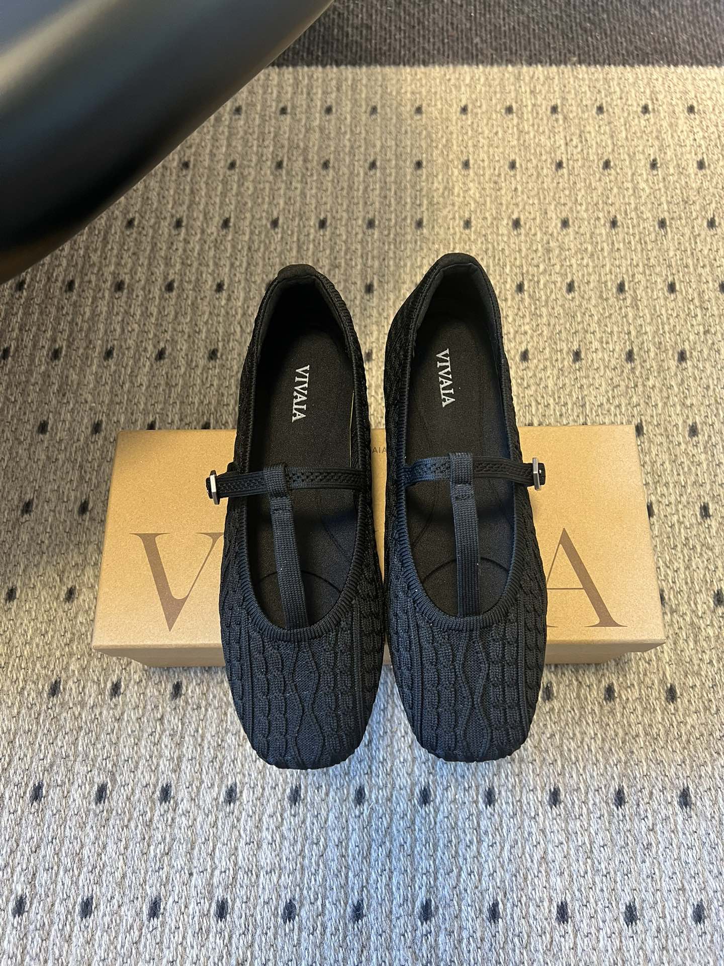 NO:679219,Vivai*25ss Knitted Style Flat Shoes Mary Jane Shoes adopt a square-toe shoe shape, and the widened toe space allows the toes to stretch naturally; equipped with high-density foam insoles with arch support function, which can relieve foot fatigue after long walks. The instep buckle is adjustable, and the heel is designed with a cushion pad to avoid foot blistering, and the shoes are machine washable and easy to clean and maintain.  VIVAIA is a cross-border women's shoe brand born in China. Relying on Shenzhen's supply chain advantages, its products are exported to more than 60 countries and regions around the world. The core users are European and American women aged 25-44. The brand takes 'environmental protection + comfort' as its core selling point and has been on the 'ELLE' comfort list. Celebrities such as Scarlett Johansson and Gu Ailing have worn its shoes. The upper is fly-woven and the inner sheepskin outsole is 1.5cm taller.  SIZE35-40 (customized sizes 40 are non-refundable), single shoes Mary Jane, mary jane, flats, sheepskin19860909Vivai*25ss 针织风平底鞋玛丽珍鞋单鞋 采用方头鞋型,加宽的鞋头空间让脚趾自然舒展；配备高密度泡沫鞋垫,带足弓支撑功能,可缓解长时间行走的足部疲劳.脚背搭扣可调节,后跟有缓冲垫设计,避免磨脚起泡,且鞋子支持机洗,易清洁养护. VIVAIA是诞生的中国跨境女鞋品牌,依托深圳供应链优势,产品远销全球60多个国家和地区,核心用户为25-44岁的欧美女性.品牌以“环保+舒适”为核心卖点,曾登上《ELLE》舒适度榜单,斯嘉丽·约翰逊、谷爱凌等名人都曾穿着其鞋款. 鞋面飞织 内里羊皮 大底橡胶大底 增高1.5cm SIZE35-40码（40码定制不退换）,单鞋玛丽珍,mary jane,flats,sheepskin,Women's Shoes