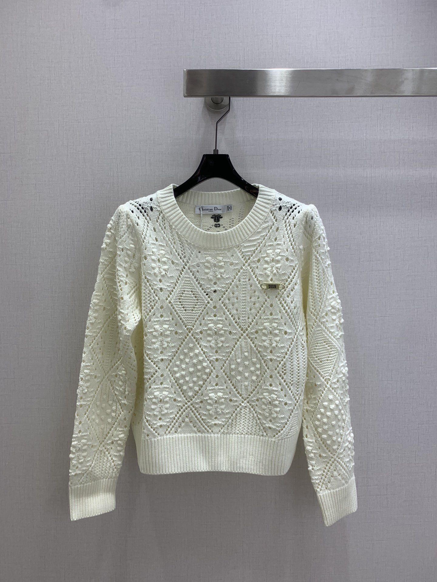 NO:667687,Highly recommended DIO*2025 new autumn and winter hollow jacquard knitted pullover sweater, jacquard processing, showing three-dimensional concave and convex shape, knitted round neck pullover sweater version, bee embroidered logo on the back collar of the garment, narrowed by elastic pit strips, rhombus plaid distribution and irregular crochet texture, the design maintains a unified tone, the overall shape is full of temperament, and the outfit is fashionable and fashionable!  One color SML code high quality ABC,,dior,sweaters, 19860909强烈推荐 DIO*2025秋冬新款 镂空提花针织套头毛衣 提花工艺处理 呈现立体凹凸造型 针织圆领套头毛衣版型 成衣后领口蜜蜂刺绣徽标 以弹力坑条螺纹包边收窄 菱形格纹分布点缀不规则钩针纹理 设计保持统一调性 整体造型气质十足 穿搭时髦洋气！一个色 SML码 高品质ABC,,dior,sweaters, ,Women's clothing