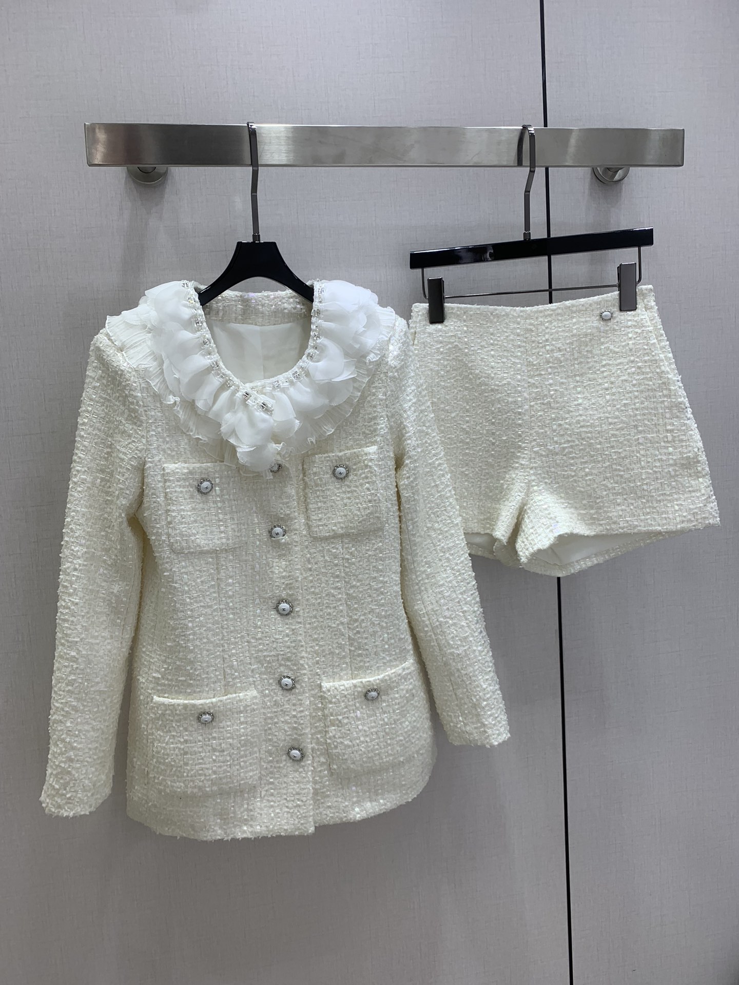 NO:666797,Highly recommended CHA*2025 new autumn and winter layered lace dress jacket beaded woven shorts batch separately  Customized YB imported woolen wool material, high-end texture, full appearance, lapel dress jacket style, beaded embroidery fixation on the collar, accordion pleat lace decoration, full of gorgeous European style, with shoulder pad design to fit the human body, more slim and straight figure, four symmetrical pockets on the body  Designed with a pearlescent off-white background and delicate woven texture all over the body, it presents a sparkling visual enjoyment. Double C-engraved round buckles make the style of a lady stand out. Paired with high-waisted shorts of the same series, the details echo and reveal the slender long legs, perfectly interpreting the sense of elegance, intellectual gentleness. One color  SML code high quality outerwear,shorts,jackets & coats, 19860909强烈推荐 CHA*2025秋冬新款 层叠花边洋装外套钉珠编织短裤 分开批 定制YB进口粗纺羊毛呢材质,质感高级,品相十足,翻领洋装外套版型,领边钉珠刺绣固定,风琴褶皱花边装饰,华丽欧式风情十足,配合垫肩设计贴合人体,更显身姿纤细挺拔,大身四个对称口袋设计,珠光米白底色配合细腻的编织纹理满铺于全身,呈现出波光粼粼视觉享受,双C印刻圆扣,名媛格调立显,搭配同系列高腰短裤,细节呼应,露出纤细大长腿,完美演绎优雅千金感,知性温柔.一个色 SML码 高品质外,,shorts,jackets & coats, ,Women's clothing