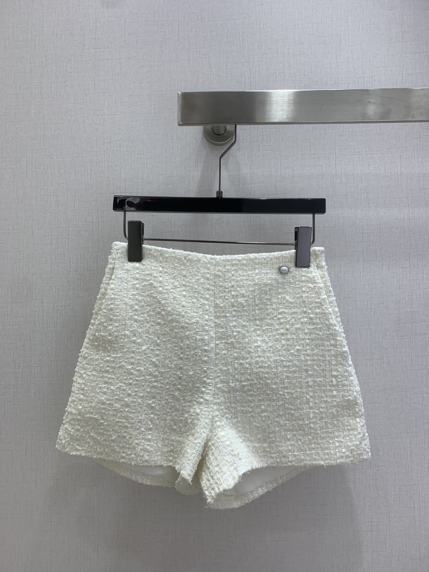 NO:666793,Highly recommended CHA*2025 new autumn and winter layered lace dress jacket beaded woven shorts batch separately  Customized YB imported woolen wool material, high-end texture, full appearance, lapel dress jacket style, beaded embroidery fixation on the collar, accordion pleat lace decoration, full of gorgeous European style, with shoulder pad design to fit the human body, more slim and straight figure, four symmetrical pockets on the body  Designed with a pearlescent off-white background and delicate woven texture all over the body, it presents a sparkling visual enjoyment. Double C-engraved round buckles make the style of a lady stand out. Paired with high-waisted shorts of the same series, the details echo and reveal the slender long legs, perfectly interpreting the sense of elegance, intellectual gentleness. One color  SML code high quality,,shorts,jackets & coats, 19860909强烈推荐 CHA*2025秋冬新款 层叠花边洋装外套钉珠编织短裤 分开批 定制YB进口粗纺羊毛呢材质,质感高级,品相十足,翻领洋装外套版型,领边钉珠刺绣固定,风琴褶皱花边装饰,华丽欧式风情十足,配合垫肩设计贴合人体,更显身姿纤细挺拔,大身四个对称口袋设计,珠光米白底色配合细腻的编织纹理满铺于全身,呈现出波光粼粼视觉享受,双C印刻圆扣,名媛格调立显,搭配同系列高腰短裤,细节呼应,露出纤细大长腿,完美演绎优雅千金感,知性温柔.一个色 SML码 高品,,shorts,jackets & coats, ,Women's clothing