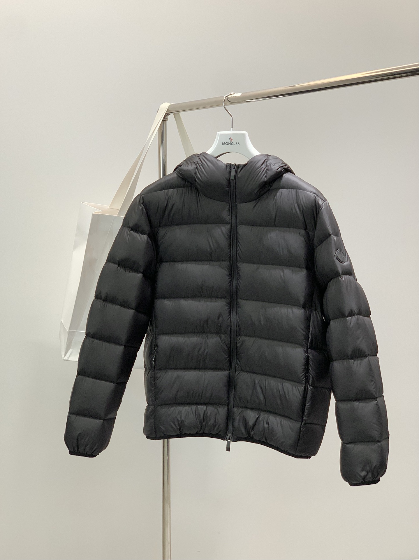 NO:728793,Years later, Moncler Mouth Mouth, the latest 2025 winter product, available at counters simultaneously, original order, fashionable and casual hooded down jacket, comfortable for the upper body!  Eye-catching and bright, it uses imported original fabrics, top-grade rubber printing process letter pattern logo, original hardware accessories decoration, simple yet fashionable, fashionable and handsome upper body, size M-3XL,,Moncler,down jacket,hats,19860909年后,,Moncler 蒙口,2025冬季最新品,专柜同步有售,原单狠货,时尚休闲连帽羽绒服,上身舒适！吸睛而有亮点,采用进口原版面料,顶级印胶工艺字母图案logo,原版五金辅料装饰,简单而不失时尚,上身时尚帅气,码数M-3XL,,Moncler,down jacket,hats,,Men's clothing