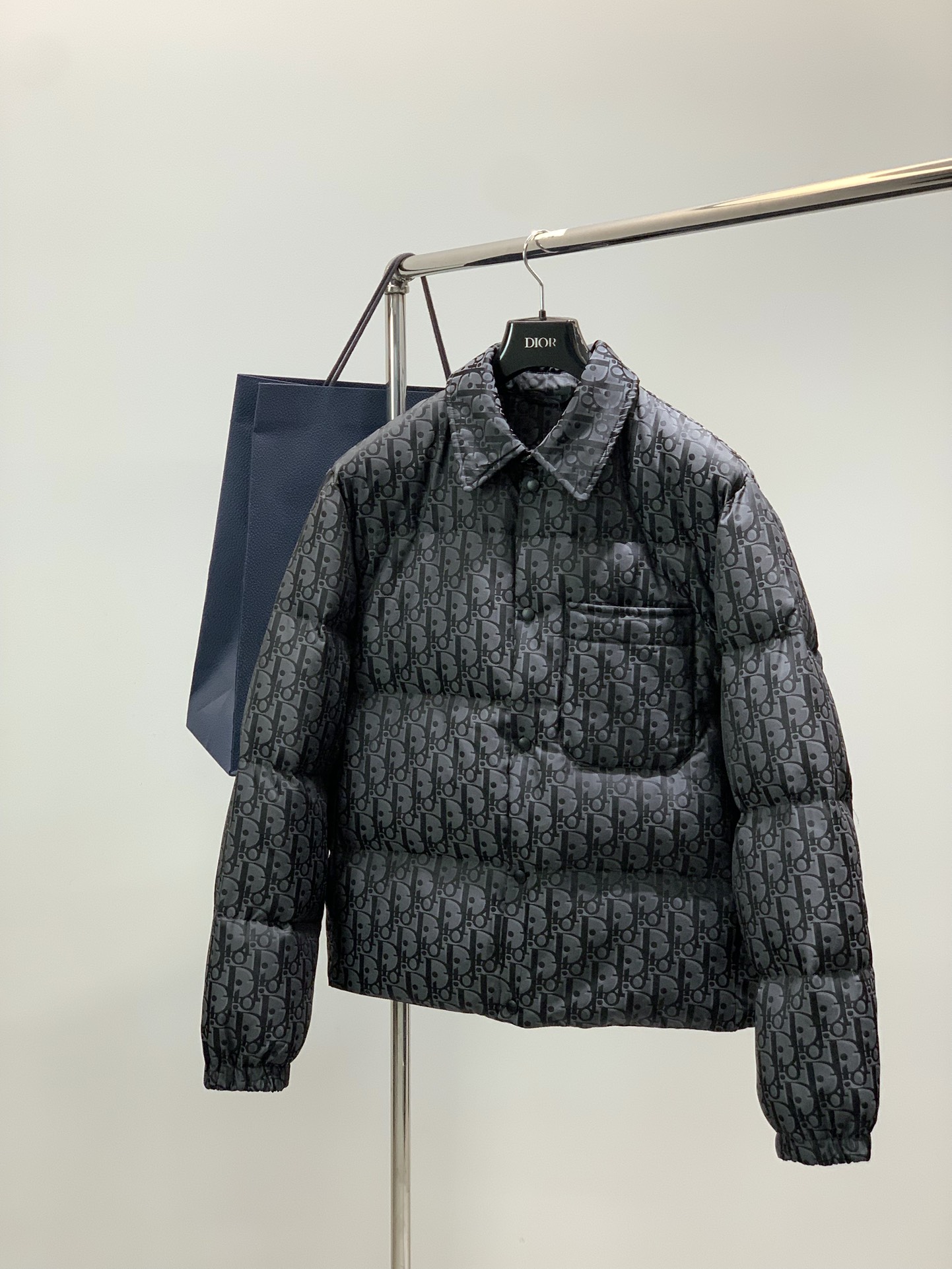 NO:681273,, Dior, new winter products, available at counters simultaneously, simple and fashionable casual down jacket, original imported fabrics, comfortable and breathable, top-notch jacquard printing technology letter pattern logo, original hardware accessories decoration, extremely high grade, unique design, fashionable and handsome upper body!  Size 46-52 Size 46485052 Length 70717273 Bust 59616365 Shoulder width 49505152,,dior,dior,down jacket,19860909,Dior 迪奥, 冬季新品,专柜同步有售,简约时尚休闲羽绒服,原版进口面料,舒适透气,顶级提花印胶工艺字母图案logo,原版五金辅料装饰,档次极高,独特设计,上身时尚帅气！码数46-52 尺码46485052 衣长70717273 胸围59616365 肩宽49505152,,dior,dior,down jacket,,Men's clothing