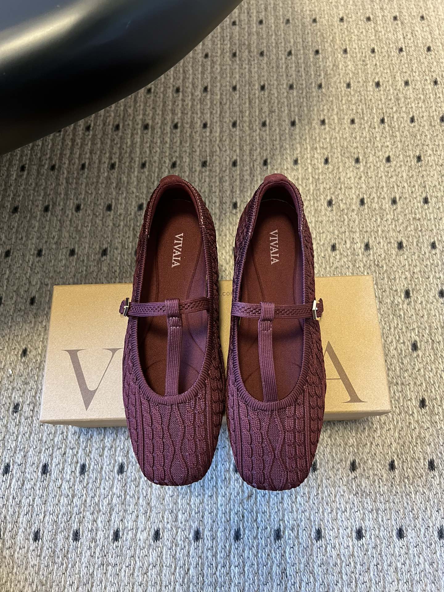 NO:682332,Vivai*25ss Knitted Style Flat Shoes Mary Jane Shoes adopt a square-toe shoe shape, and the widened toe space allows the toes to stretch naturally; equipped with high-density foam insoles with arch support function, which can relieve foot fatigue after long walks. The instep buckle is adjustable, and the heel is designed with a cushion pad to avoid foot blistering, and the shoes are machine washable and easy to clean and maintain.  VIVAIA is a cross-border women's shoe brand born in China. Relying on Shenzhen's supply chain advantages, its products are exported to more than 60 countries and regions around the world. The core users are European and American women aged 25-44. The brand takes 'environmental protection + comfort' as its core selling point and has been on the 'ELLE' comfort list. Celebrities such as Scarlett Johansson and Gu Ailing have worn its shoes. The upper is fly-woven and the inner sheepskin outsole is 1.5cm taller.  SIZE35-40 (customized sizes 40 are non-returnable), ballet shoes, mary jane, flats, sheepskin19860909Vivai*25ss 针织风平底鞋玛丽珍鞋单鞋 采用方头鞋型,加宽的鞋头空间让脚趾自然舒展；配备高密度泡沫鞋垫,带足弓支撑功能,可缓解长时间行走的足部疲劳.脚背搭扣可调节,后跟有缓冲垫设计,避免磨脚起泡,且鞋子支持机洗,易清洁养护. VIVAIA是诞生的中国跨境女鞋品牌,依托深圳供应链优势,产品远销全球60多个国家和地区,核心用户为25-44岁的欧美女性.品牌以“环保+舒适”为核心卖点,曾登上《ELLE》舒适度榜单,斯嘉丽·约翰逊、谷爱凌等名人都曾穿着其鞋款. 鞋面飞织 内里羊皮 大底橡胶大底 增高1.5cm SIZE35-40码（40码定制不退换）,芭蕾舞鞋,mary jane,flats,sheepskin,Women's Shoes