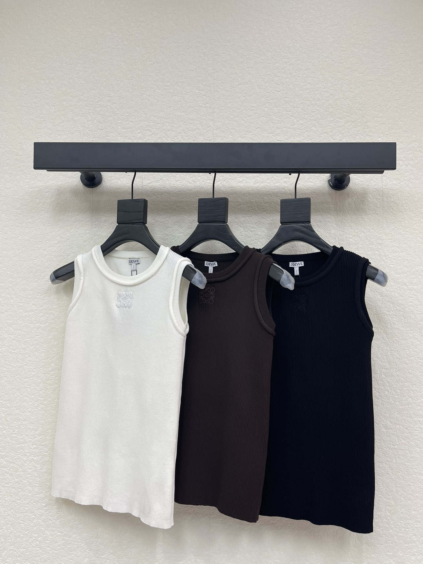 NO:666750,Loew*26 new spring and summer round neck vertical pit strip knitted vest. Customized YB cotton yarn weaving, comfortable to wear, full of texture, knitted vest cut, embroidered totem decoration on the chest, collar threads form a visual contrast, ready-to-wear vertical pit strip texture is all over the place, stretchy and slim, wear slim and fashionable. XA,, loewe,  19860909Loew*26春夏新款圆领竖坑条针织背心.定制YB全棉纱线织造,穿搭舒适,质感十足,针织背心裁剪,胸口刺绣图腾装饰,领口螺纹形成视觉对比,成衣竖坑条纹理满铺,弹力修身,穿搭显瘦时尚.XA,,loewe, ,Women's clothing