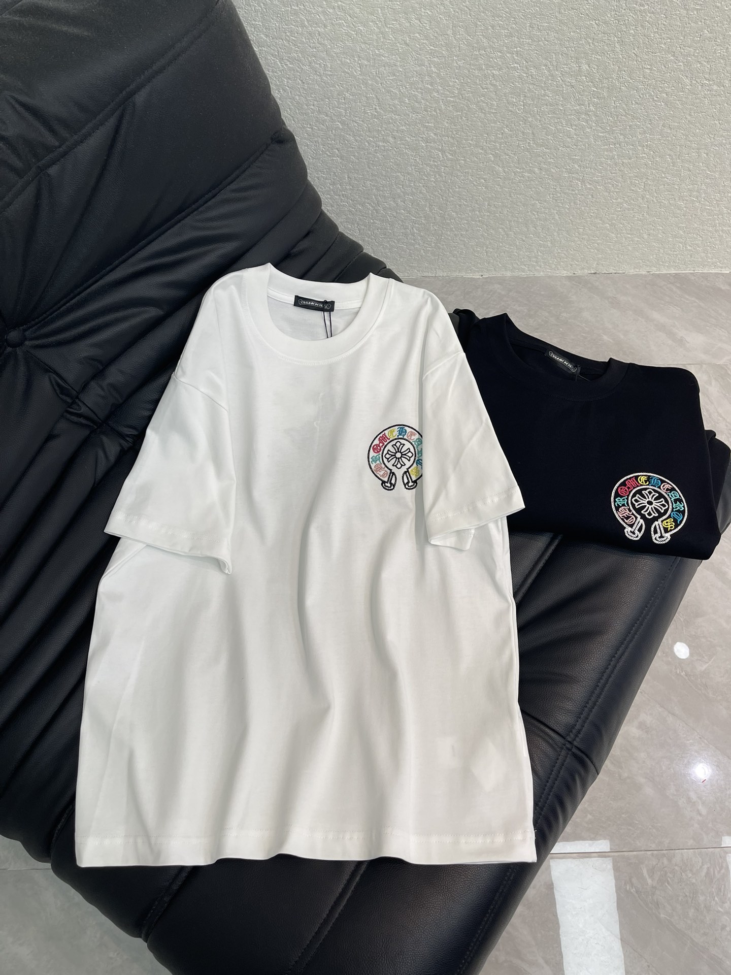 NO:666780,Chrome hear* Chrome hear 26 new spring and summer round neck colorful embroidered Chrome heart logo short-sleeved T-shirt. Customized YB native cotton material, fine texture, comfortable and breathable, loose short-sleeved cut, highlighting the brand style. Made of native cotton material, high-grade glossy texture, colorful yarns with embroidery technology, restoring the fleur-de-lis cross pattern on the chest, echoing with the large-area Chrome heart style logo on the back collar metal back, highlighting the brand style, loose version, relaxed and fashionable wear. SML A,,chrome  hearts,chrome hearts,T-shirt,tees,t-shirt, 19860909Chrome hear*克罗心26春夏新款圆领彩色刺绣克罗心徽标短袖T恤.定制YB原生全棉材质,质感细腻,舒适透气,宽松短袖裁剪,凸显品牌格调,采用原生全棉材质,质感高级光泽,彩色纱线以刺绣工艺,还原胸前鸢尾花十字架图案,配合后领金属后背大面积克罗心风格徽标呼应,凸显品牌格调,松版型,穿搭松弛时尚.SML A,,chrome hearts,chrome hearts,T-shirt,tees，t-shirt, ,Women's clothing