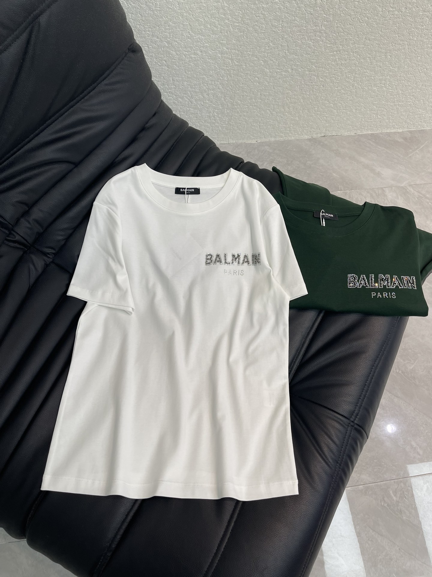 NO:666764,Balmai*Balman 26 new spring and summer new style exquisite hot-drilled beaded short-sleeved T-shirt, high-end fabric, skin-friendly, breathable and comfortable, iconic letter pattern, low-key luxury, reducing the age of girls!  A must-have artifact for Bai Fumei!  The classic version is versatile and easy to wear. It is highly recommended to keep it for yourself!  The quality of workmanship depends on the details SML A,,balmain,balmain,T-shirt,tees,t-shirt, 19860909Balmai*巴尔曼26春夏新款精致烫钻订珠短袖T恤 高订面料 亲肤透气舒适 标志性字母图案低调奢华 减龄少女时代！白富美必备神器！ 经典版型百搭不挑人 强烈推荐自留款！ 做工品质看细节 SML A,,balmain,balmain,T-shirt,tees，t-shirt, ,Women's clothing