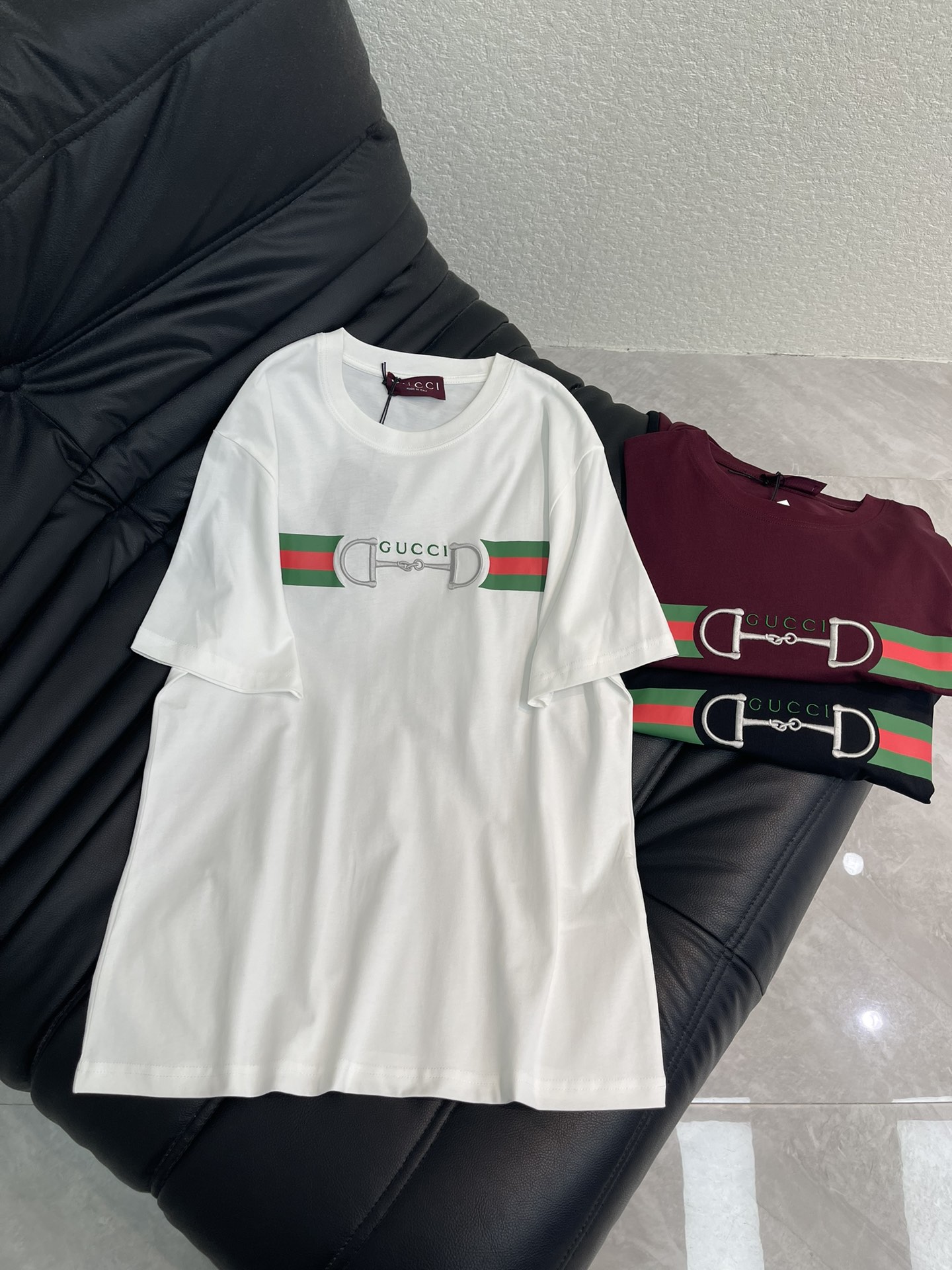 NO:667242,Gucc*26 new spring and summer chain embroidered letters red stripe printed short-sleeved T-shirt. Pure cotton fabric. High-density fashionable sports style. Everyday wear. Playful and age-reducing design elements full of vitality. High quality. Size SML A,,gucci,T-shirt,tees,t-shirt, 19860909Gucc*26春夏新款锁链刺绣字母红杆条印花短袖T恤 纯棉面料 高密度时髦运动风 每个日常的穿搭 俏皮减龄充满元气的设计元素 高品质 尺码SML A,,gucci,T-shirt,tees，t-shirt, ,Women's clothing