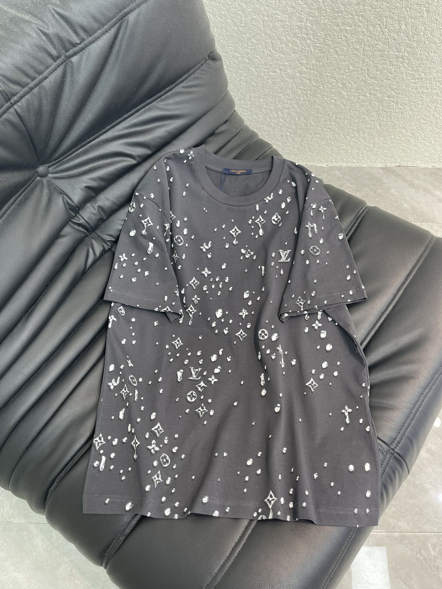 NO:683658,Louis Vuitto*26 new arrival for early spring MONOGRAM short-sleeved T-shirt This classic T-shirt is updated with this season's trompe l'oeil Monogram water drop pattern. On the fine cotton knitted fabric, the Monogram logo turns into smart raindrops, and the rhinestone LV logo on the chest shines. Standard fit cotton Rhinestone logo on the chest Ribbed collar Full-width logo print Dark gray S-XL A,, louis  vuitton,louis vuitton,T-shirt,tees,t-shirt,19860909Louis Vuitto*26早春新品MONOGRAM 短袖T恤 这款经典T恤焕新呈现本季的错视 Monogram 水滴图案. 精细棉质针织面料上, Monogram 标识化作灵动雨滴,胸前的莱茵石 LV 标识熠熠生辉. 标准版型 棉 胸前饰有莱茵石标识 罗纹衣领 全幅标识印 深灰色 S-XL A,,louis vuitton,louis vuitton,T-shirt,tees，t-shirt,,Women's clothing