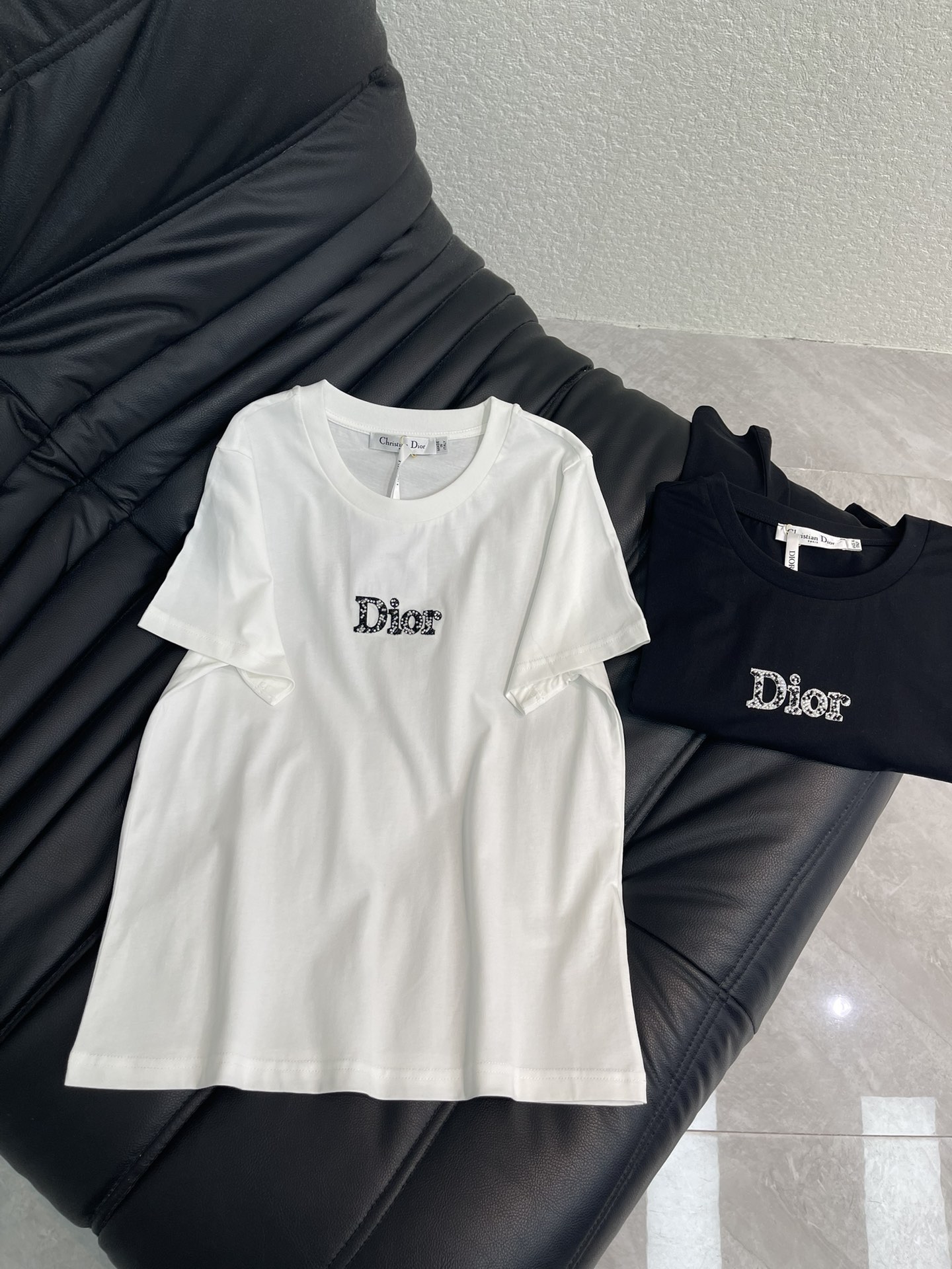 NO:666758,Dio*26 new spring and summer three-dimensional beaded logo short-sleeved T-shirt. Customized YB mercerized cotton material, breathable and comfortable, full of texture, slim-fitting short-sleeved T-shirt. The chest is processed with embroidery technology to outline the letter logo and strengthen the brand identity. The beading presents a three-dimensional effect, which is low-key and luxurious with the refraction of light, creating a high-end fashion style. SML,, dior, T-shirt, tees, t-shirt,  19860909Dio*26春夏新款立体钉珠徽标短袖T恤.定制YB丝光全棉材质,透气舒适,质感十足,修身短袖T恤,胸前利用刺绣工艺处理,勾勒出字母徽标,加强品牌标识度,钉珠呈现出立体效果,随光线折射低调奢华,打造高级时尚风格.SML,,dior,T-shirt,tees，t-shirt, ,Women's clothing