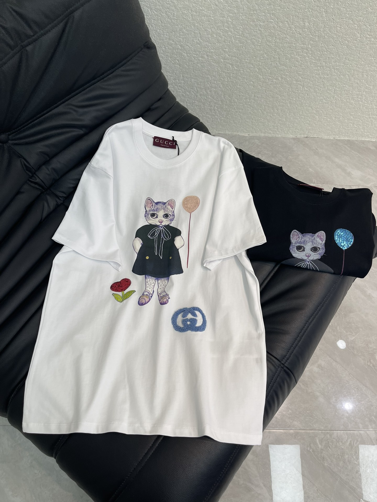NO:666777,Gucc*26 new spring and summer new beaded embroidery printed kitten short-sleeved T-shirt. Customized YB native cotton material, fine texture, comfortable and breathable, loose short-sleeved cut, highlighting the brand style. Made of native cotton material, high-grade luster texture, printing process restores the kitten pattern on the chest dress, balloon sequins in hand embellished with embroidered fixed hem  The double G plush logo shows the brand style, the craftsmanship is complicated and meticulous, the rich layers show high-end taste, the style is playful and sweet, and the age is reduced. The loose version makes the outfit relaxed and fashionable. SML,, gucci, skirts, T-shirt, tees, t-shirt, alexander  wang19860909Gucc*26春夏新款订珠刺绣印花小猫短袖T恤.定制YB原生全棉材质,质感细腻,舒适透气,宽松短袖裁剪,凸显品牌格调,采用原生全棉材质,质感高级光泽,印花工艺还原胸前连衣裙小猫图案,手中气球亮片点缀刺绣固定下摆双G毛绒徽标,展现品牌格调,工艺繁琐而细致,层次丰富更显高端品位,风格俏皮甜美,减龄洋气.宽松版型,穿搭松弛时尚.SML,,gucci,skirts,T-shirt,tees，t-shirt, ,Women's clothing
