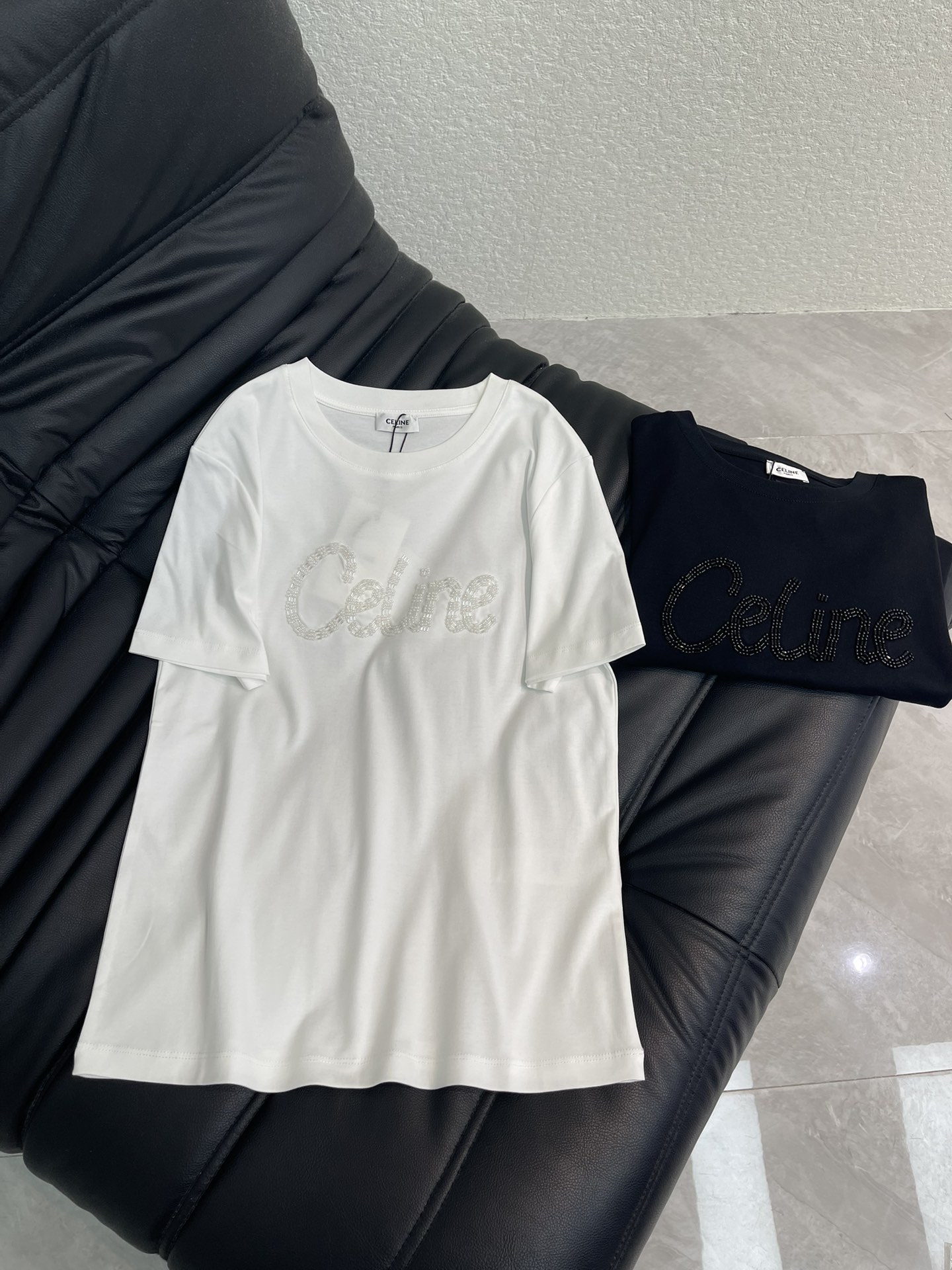 NO:666757,Celin*26 new spring and summer three-dimensional beaded logo short-sleeved T-shirt. Customized YB mercerized cotton material, breathable and comfortable, full of texture, slim-fitting short-sleeved T-shirt, the chest is processed with beading technology to outline the letter logo, refracted with the light, low-key luxury, daily versatile item, casual bottoms, fashionable upper body. SML,,celine,T-shirt,tees,t-shirt, 19860909Celin*26春夏新款立体钉珠徽标短袖T恤.定制YB丝光全棉材质,透气舒适,质感十足,修身短袖T恤,胸前利用订珠工艺处理,勾勒出字母徽标,随光线折射低调奢华,日常百搭单品,随意下装,上身时尚洋气.SML,,celine,T-shirt,tees，t-shirt, ,Women's clothing