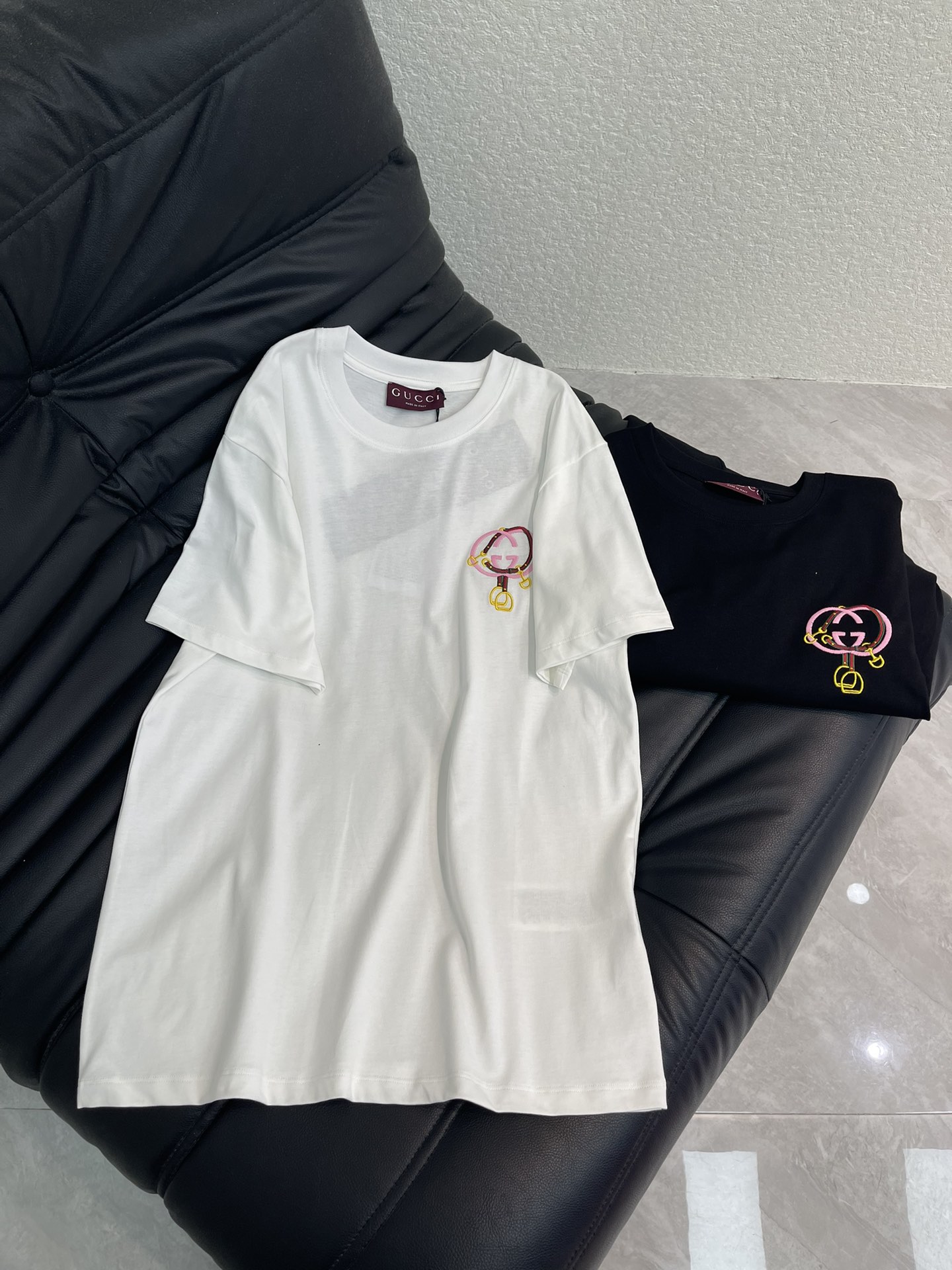 NO:667237,Gucc*26 new spring and summer style simple embroidered double G letter short-sleeved T-shirt. Pure cotton fabric. High-density fashionable sports style. Every daily wear. Playful and age-reducing design elements full of vitality. High quality. Size SML A,,gucci,T-shirt,tees,t-shirt, 19860909Gucc*26春夏新款简约刺绣双G字母短袖T恤 纯棉面料 高密度时髦运动风 每个日常的穿搭 俏皮减龄充满元气的设计元素 高品质 尺码SML A,,gucci,T-shirt,tees，t-shirt, ,Women's clothing