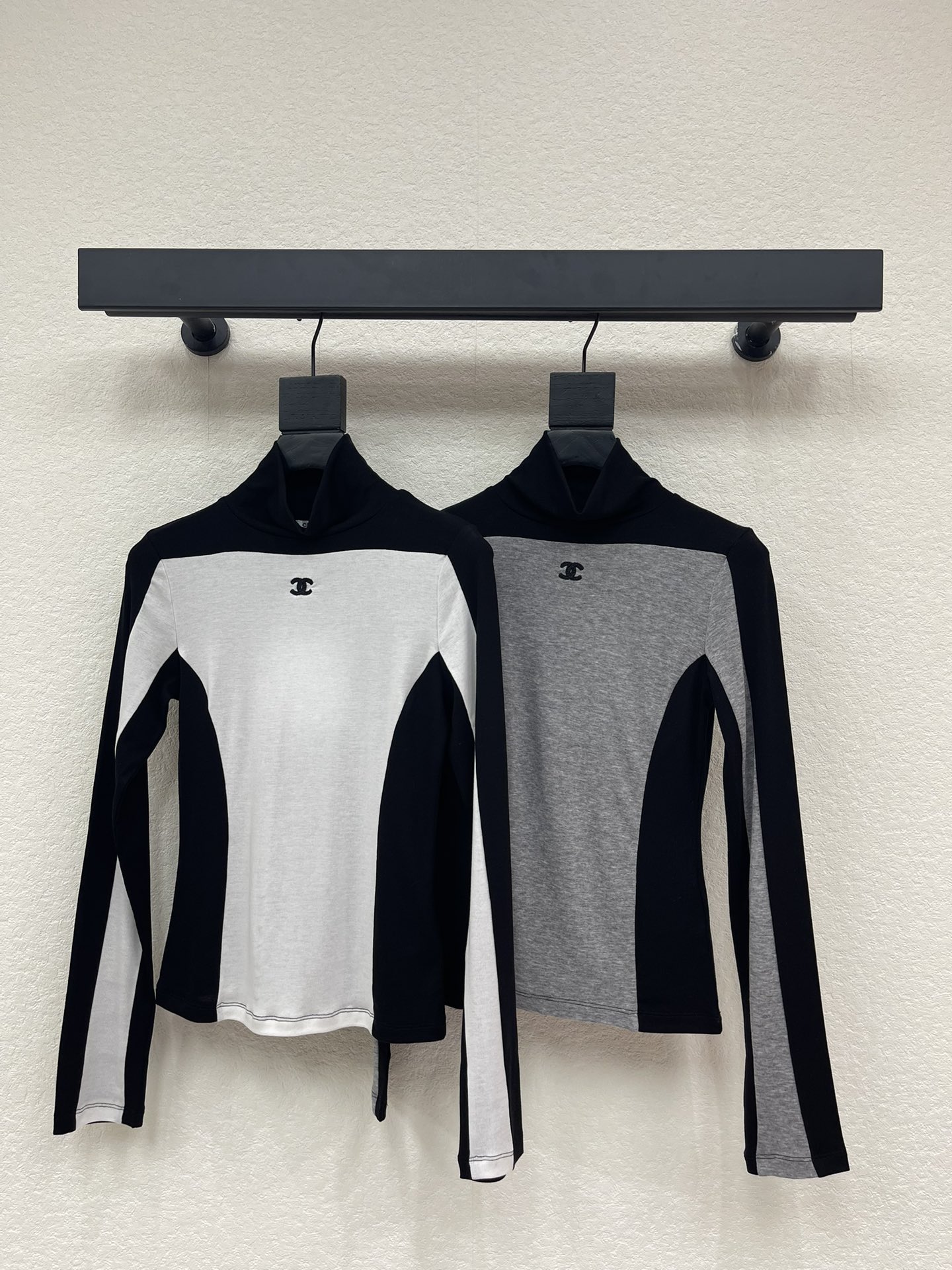 NO:666779,Chane*26 early spring new high-neck color-blocked logo long-sleeved bottoming shirt. Customized YB Tencel wool material, soft and delicate, comfortable texture, high-neck bottoming shirt tailoring, all-over collar, two-color splicing on the back and torso, fashionable and versatile, Tencel wool material, full of elasticity, fit the body curve, visually slimming, double C letter logo on the neckline, low-key and texture, wear alone and layered to show your temperament, suitable for daily commuting. SML A,,chanel, 19860909Chane*26早春新款高领拼色徽标长袖打底衫.定制YB天丝羊毛材质,柔软细腻,质感舒适,高领打底衫剪裁,通体领肩后背躯干两色拼接,时尚百搭,天丝羊毛材质,弹性十足,贴合身体曲线,视觉显瘦,领口双C字母徽标,低调有质感,单穿叠穿上身尽显气质,日常通勤都.SML A,,chanel, ,Women's clothing