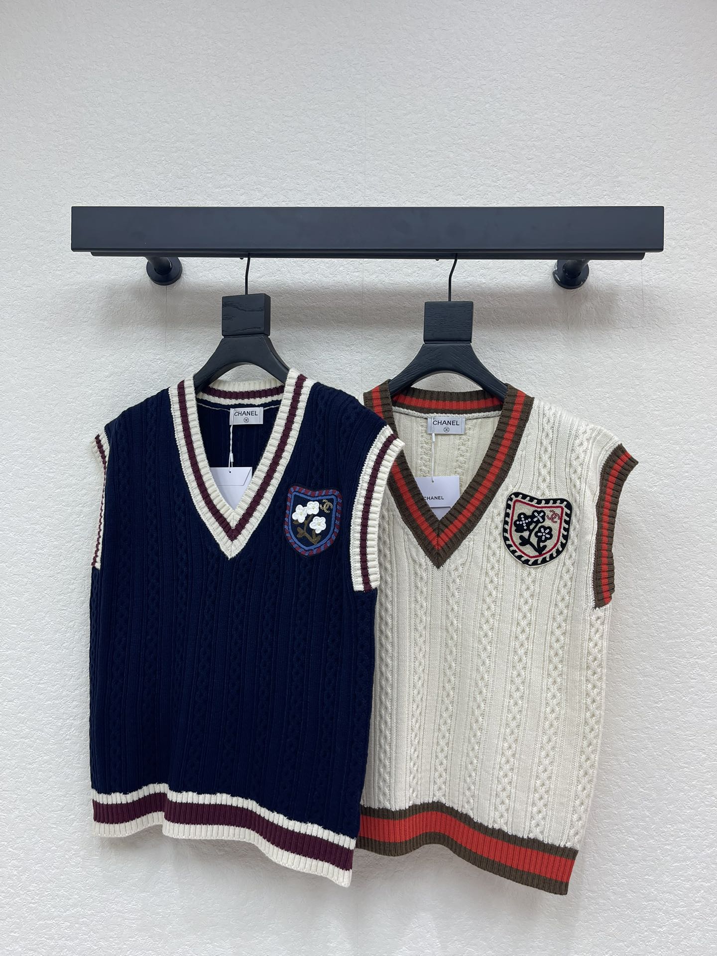 NO:667227,CHANE*26 early spring new style embroidered badge knitted V-neck vest!  Customized wool yarn weaving, dense knitting, comfortable and warm, V-neck vest tailoring, ready-to-wear super heavy-duty twist weaving, alternating stitch arrangement to highlight the texture of details, brown and red stripes all over the body, full of college atmosphere, camellia sequin double C embroidery on the chest shield frame, the details echo the brand tonality, and the outfit is relaxed and looks younger!  SML,,chanel, 19860909CHANE*26早春新款刺绣徽章针织V领马甲背心！定制羊毛纱线织造,密实针织,舒适保暖,V领马甲剪裁,成衣超重工麻花编织,交替走针排列突出细节质感,棕红两色条纹通体包边勾勒,整体学院氛围感十足,胸前盾牌外框山茶花亮片双C刺绣,细节呼应品牌调性,穿搭松弛减龄！SML,,chanel, ,Women's clothing