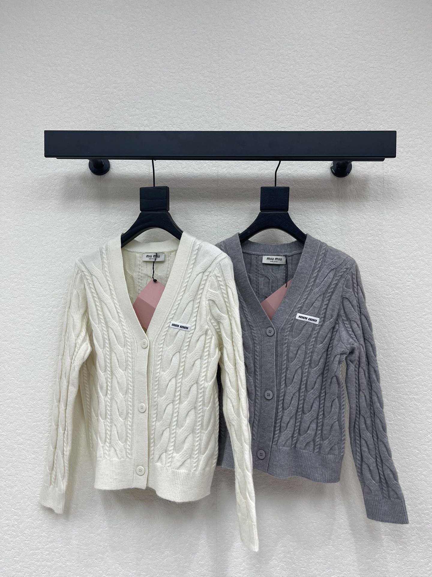 NO:667231,MiuMi* new fall and winter V-neck long-sleeved knitted cardigan!  Customized wool knitted material, delicate and soft V-neck knitted cardigan cut, all-over braided texture, outstanding detail texture, versatile autumn and winter wear, college style, versatile style, regular fit, tolerant of body shape, fashionable and casual!  SML,,miumiu, 19860909MiuMi*秋冬新款V领长袖针织开衫！定制羊毛针织材质 细腻柔软 V领针织开衫剪裁 通体麻花编织肌理 突出满分细节质感 百搭秋冬穿搭学院气质 风格百搭 常规版型 包容身形 穿搭时髦休闲！SML,,miumiu, ,Women's clothing