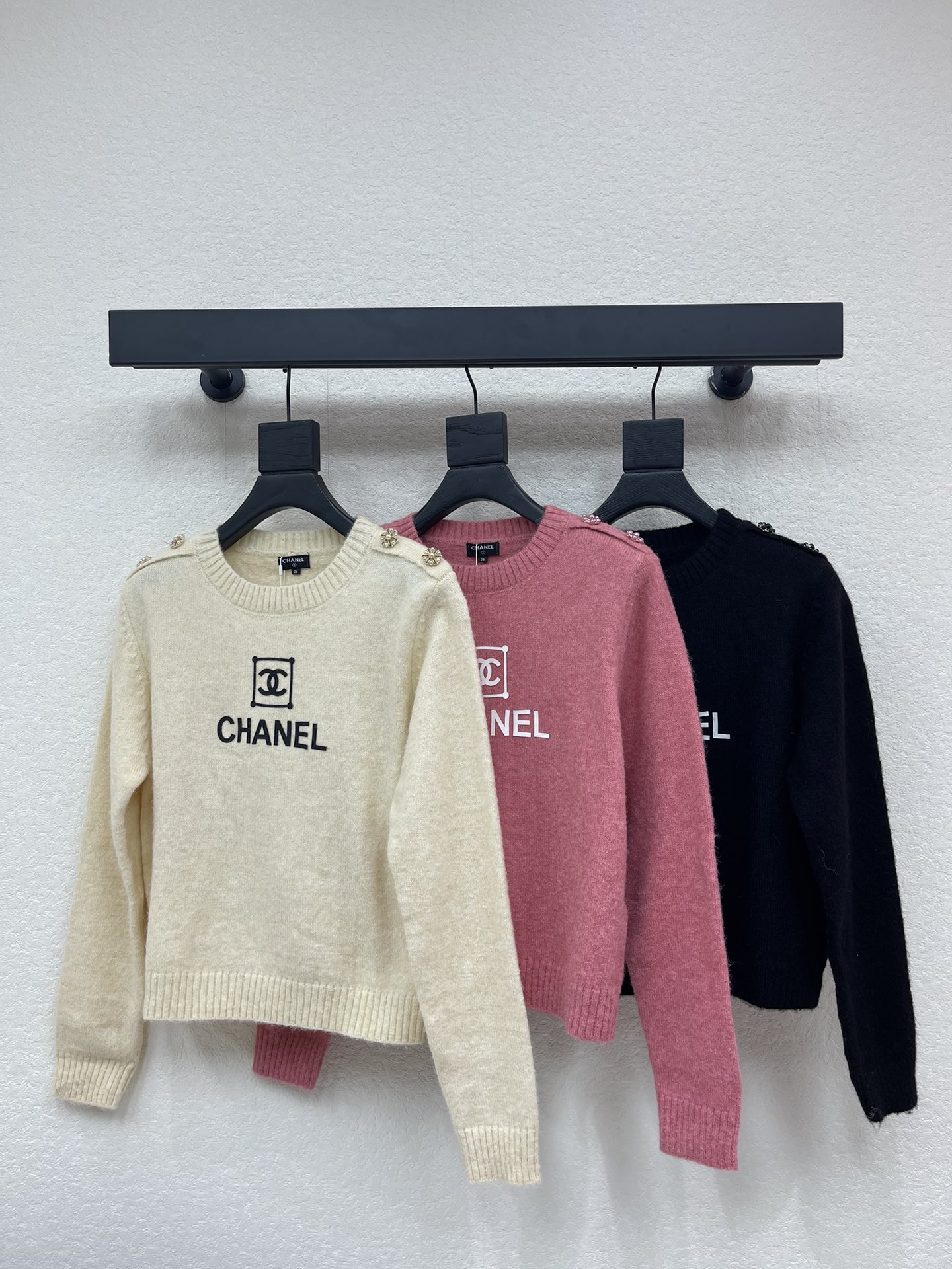 NO:667233,CHAN*L new autumn and winter contrasting letter double C embossed knitted long-sleeved sweater!  Shoulder buckle design on both sides, double C logo contrasting color embellishment, age-reducing temperament, retro and fashionable!  The classic, basic and versatile version looks good with no matter how you match it!  SML,,chanel,sweaters, 19860909CHAN*L 秋冬新款撞色字母双C压印针织长袖毛衣！两侧肩扣设计 双C logo撞色点缀配色减龄气质复古又时髦！经典基础百搭版型不挑人怎么搭都好看！SML,,chanel,sweaters, ,Women's clothing