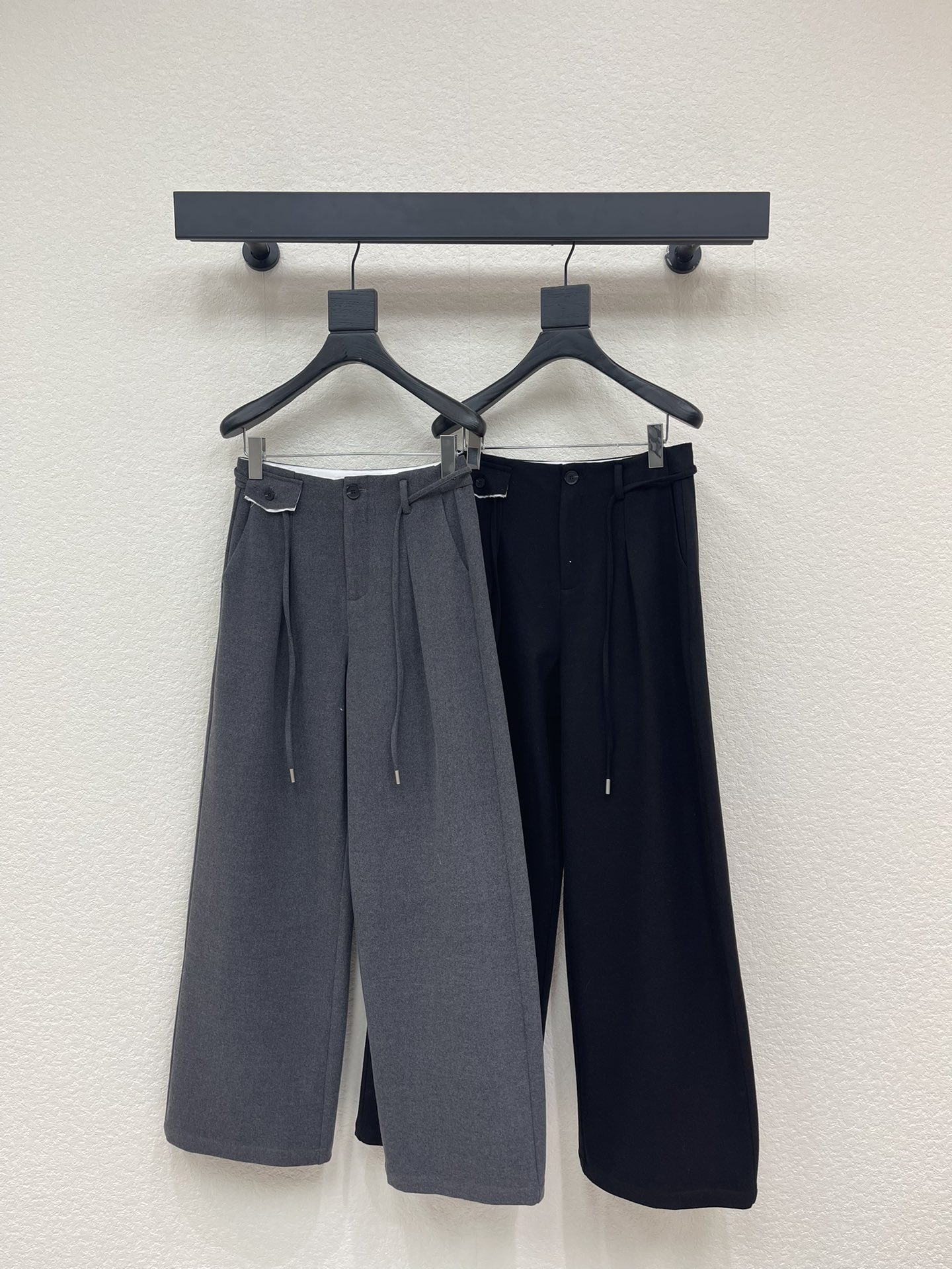 NO:666766,MM6*25 new autumn and winter drawstring woolen casual pants. A versatile casual pants with a great sense of design. Long-leg harvest. High-definition woolen fabric. The drape is just right. It can collide with different tops to create different sparks. Elegant, capable, calm, and cool. Interpret different styles from multiple angles. Timeless classics are definitely not to be missed. The crisp and neat aura is at your fingertips. Very practical and comfortable. SML,,masion margiela,alexander  wang19860909MM6*25秋冬新款抽绳毛呢休闲裤 极具设计感的一款百搭休闲裤 大长腿收割 高定毛呢面料 垂感度刚好 搭配不同上装 都能碰撞出不一样的火花 优雅 干练 沉稳 酷飒 多角度诠释不同风格 永恒经典是绝对不可错过的 干脆利落的气场信手拈来 实穿度极高 舒适度满分 SML,,masion margiela, ,Women's clothing