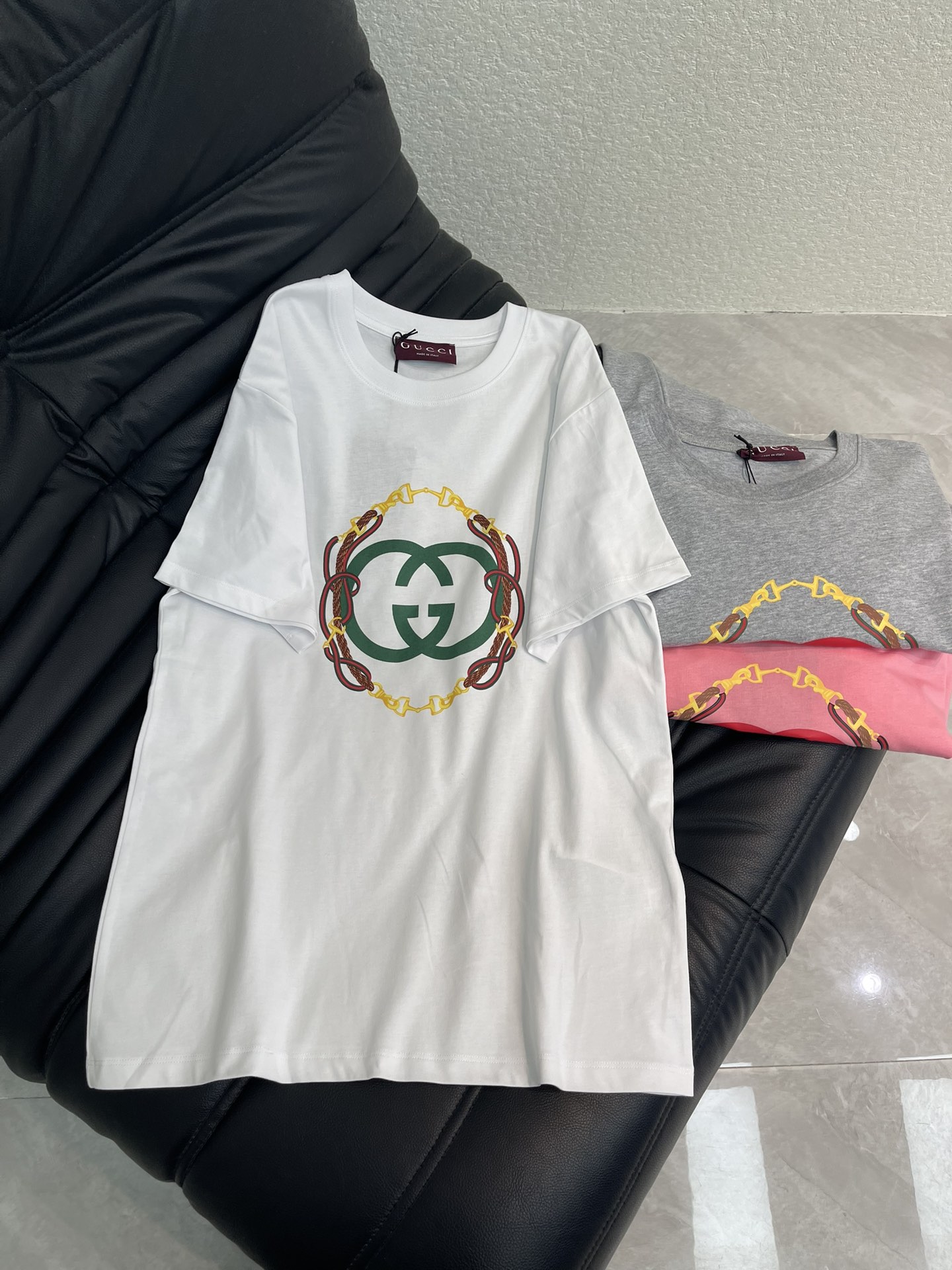 NO:667239,Gucc*26 new spring and summer double G interlocking printed short-sleeved T-shirt. Pure cotton fabric. High-density fashionable sports style. Everyday wear. Playful and age-reducing design elements full of vitality. High quality. Size SML A,,gucci,T-shirt,tees,t-shirt, 19860909Gucc*26春夏新款双G互扣饰印花短袖T恤 纯棉面料 高密度时髦运动风 每个日常的穿搭 俏皮减龄充满元气的设计元素 高品质 尺码SML A,,gucci,T-shirt,tees，t-shirt, ,Women's clothing