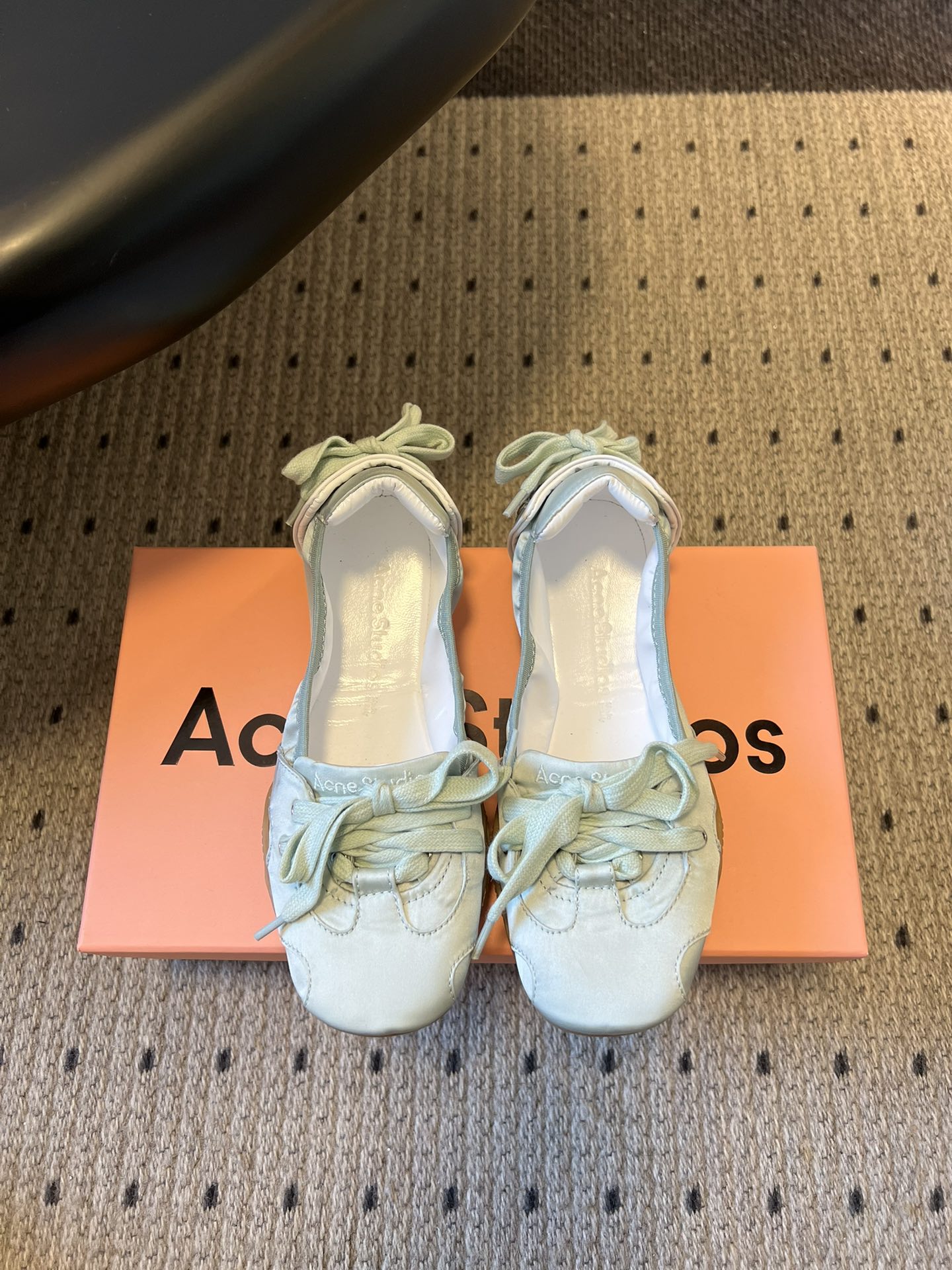 NO:669785,Acne Studio*25s ballet-style bow strap pumps reshape the silhouette of classic ballet shoes, combining the romantic elegance of ballet with the casual feel of the street. Some styles also incorporate trendy elements such as retro, Y2K technology, etc. The toe is a classic shape of a rounded ballet shoe, with a lace design on the front and a decorative strap on the heel; the Acne Studios brand logo is printed on the tongue, and the ultra-thin sole creates a lightweight feel. Material cowhide/cloth  Sheepskin lining, rubber outsole, 2cm height increase, shoe size 35-40 (customized size 40 is non-refundable), cloth and leather, ballet shoes, Acne studios, dior, cowhide, sheepskin19860909Acne Studio*25s 芭蕾风蝴蝶结绑带浅口单鞋 重塑经典芭蕾舞鞋轮廓,将芭蕾的浪漫优雅与街头休闲感结合,部分款式还融入复古做旧、Y2K科技感等潮流元素. 鞋头为圆润的芭蕾舞鞋经典造型,鞋面前侧有系带设计,鞋后跟处搭配装饰性绑带；鞋舌处印有Acne Studios品牌标识,超薄鞋底打造轻量化脚感. 材质牛皮/布面 内里羊皮 大底橡胶大底 增高2cm 鞋码35-40码（40码定制不退换） 布面皮面,芭蕾舞鞋,acne studios,dior,cowhide,sheepskin,Women's Shoes