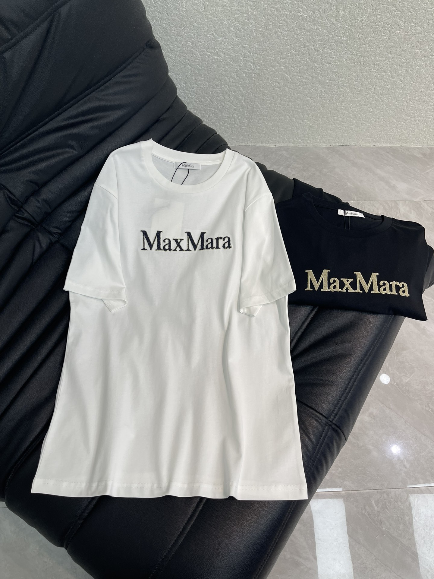 NO:666762,MaxMar*26 new spring and summer heavy industry bead letter embroidered round neck short-sleeved T-shirt丨Exclusive high-end version!  It is a spring basic model that combines simplicity and texture. The classic black and white two-color are versatile and not picky. The soft cotton fabric is skin-friendly and breathable. The toothbrush embroidery lettering technology makes the pattern three-dimensional and textured; the loose round neck cut hides the flesh and is casual. It can be worn alone as a practical base for early spring wear, showing the Italian simple style. SML AA,, T-shirt, tees, t-shirt,  19860909MaxMar*26春夏新款重工珠片字母刺绣圆领短袖T恤丨独家高版出品！是简约与质感兼具的春日基础款.经典黑白双色百搭不挑人,柔软的棉质面料亲肤透气,牙刷绣字母工艺让图案立体有肌理；宽松的圆领剪裁藏肉随性,单穿内搭都能成为早春穿搭的实用打底,尽显意式简约格调.SML AA,,T-shirt,tees，t-shirt, ,Women's clothing