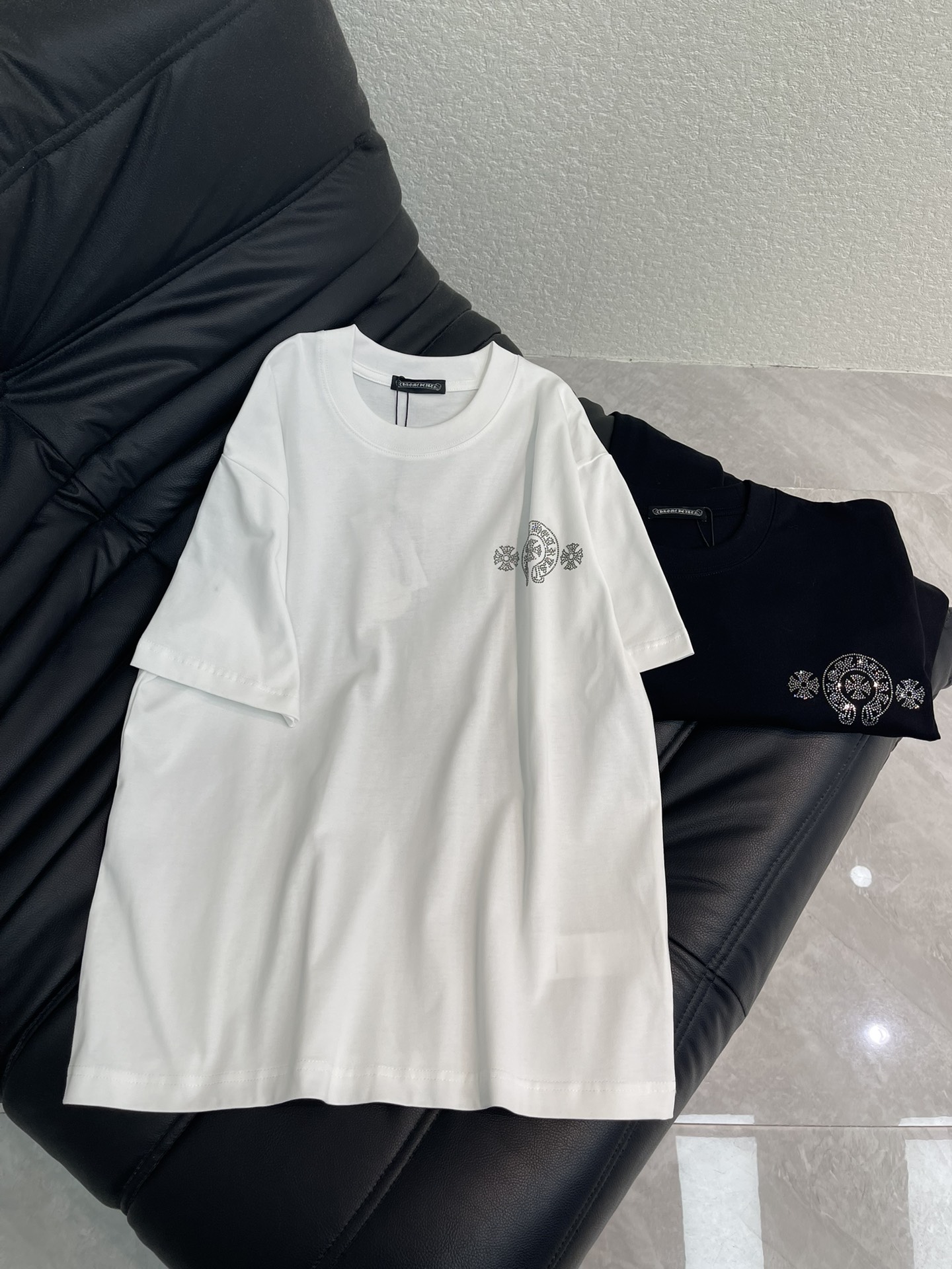 NO:666778,Chrome hear* Chrome heart 26 new spring and summer round neck Chrome heart logo short-sleeved T-shirt. Customized YB native cotton material, fine texture, comfortable and breathable, loose short-sleeved cut, highlighting the brand style. Made of native cotton material, high-grade luster texture, hot diamond process restores the iris cross pattern on the chest, echoes with the large Chrome heart style logo on the back, highlighting the brand style, loose fit, relaxed and fashionable wear. SML A,,chrome hearts,chrome  hearts,T-shirt,tees,t-shirt, 19860909Chrome hear*克罗心26春夏新款圆领烫钻克罗心徽标短袖T恤.定制YB原生全棉材质,质感细腻,舒适透气,宽松短袖裁剪,凸显品牌格调,采用原生全棉材质,质感高级光泽,烫钻工艺还原胸前鸢尾花十字架图案,配合后背大面积克罗心风格徽标呼应,凸显品牌格调,宽松版型,穿搭松弛时尚.SML A,,chrome hearts,chrome hearts,T-shirt,tees，t-shirt, ,Women's clothing