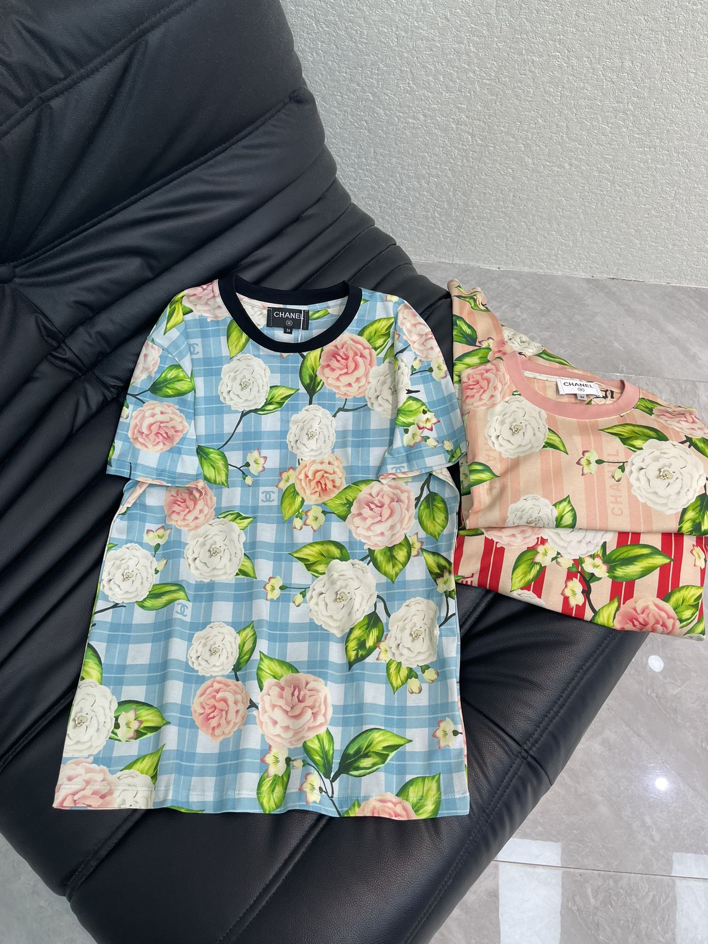 NO:666768,CHANE*26 new spring and summer printed round neck short-sleeved T-shirt!  Customized mercerized cotton material, breathable and comfortable, full of texture. Regular short-sleeved T-shirt cut highlights the brand style. Made of heavyweight pure cotton, slightly stretchy, giving a slimming visual effect. All-over plaid printed rose contrasting pattern decoration, rich in layers, the brand's own simple and fashionable sense is immediately apparent. It looks stylish when worn alone!  SML,,chanel,T-shirt,tees,t-shirt, 19860909CHANE*26春夏新款印花圆领短袖T恤！定制丝光全棉材质 透气舒适 质感十足 常规短袖T恤裁剪 凸显品牌格调 采用克重纯棉制成 略带有弹力 呈现显瘦视觉效果 通体格纹印花玫瑰花撞色图案装饰,层次丰富,品牌自带的简约时尚感立现 单穿内搭都出彩时髦！SML,,chanel,T-shirt,tees，t-shirt, ,Women's clothing