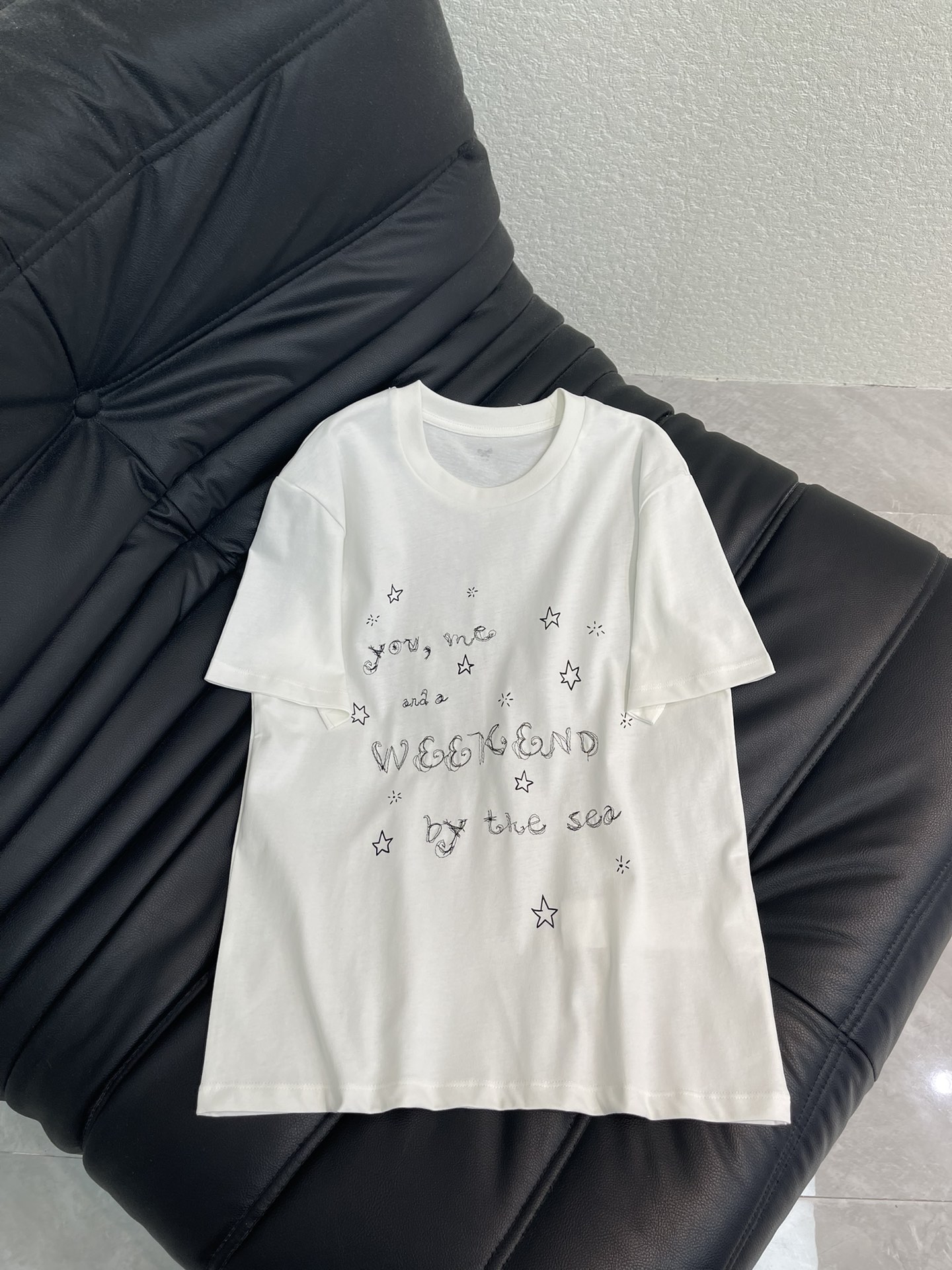 NO:666763,MaxMar19860909Weekend MaxMar*26春夏新款刺绣字母图案短袖T恤.简约版型搭配标志性刺绣字母,百搭又显瘦.纯棉材质,上身柔软透气.无论是休闲搭配牛仔裤,还是搭配裙装打造精致感,都能轻松适配,轻松展现独特时尚品味.SML,,skirts,jeans,T-shirt,tees，t-shirt, ,Women's clothing