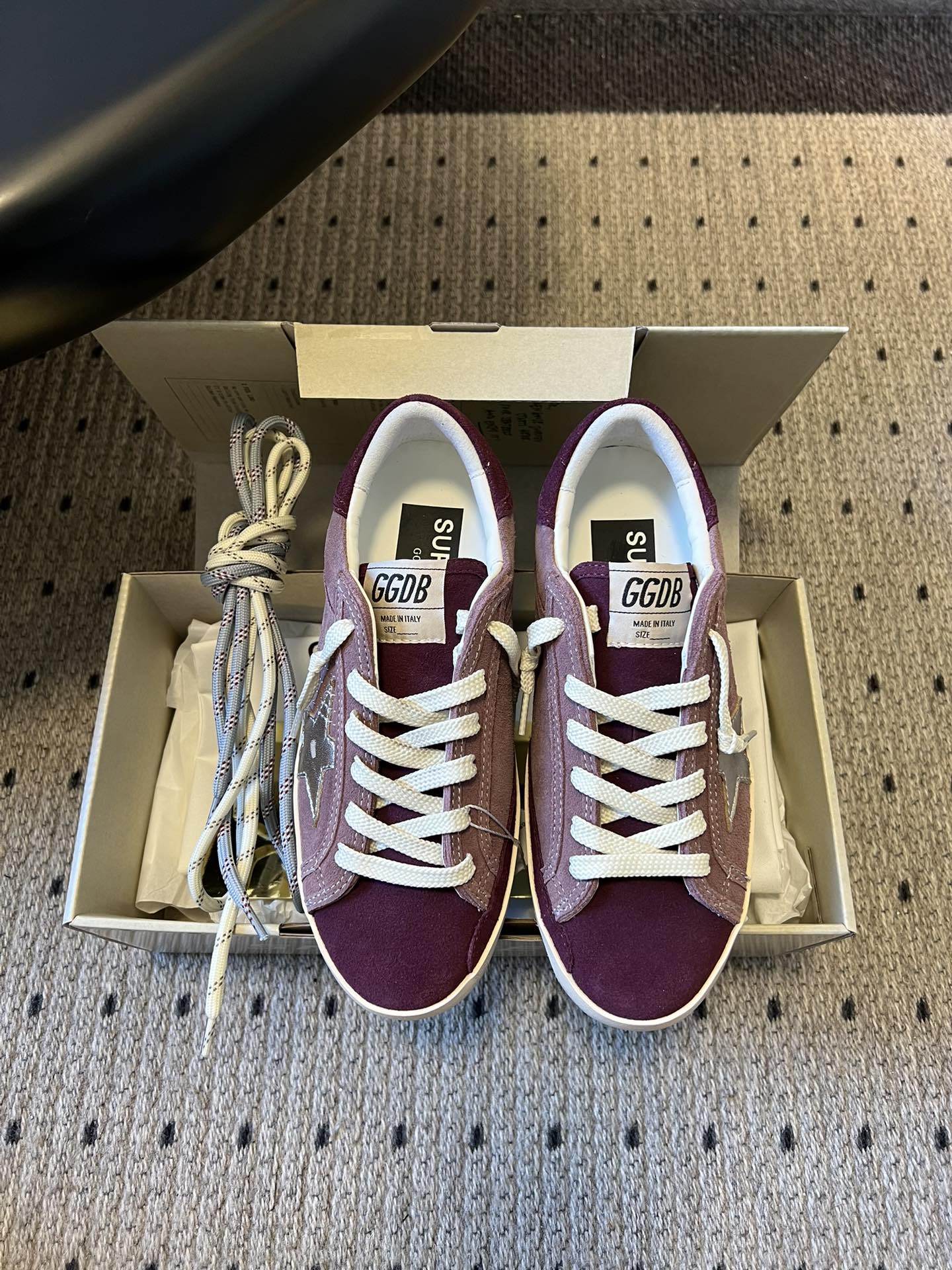 NO:669904,Purchasing-grade GGDB 25ss retro distressed style lace-up star shoes continue the brand's classic 'dirty shoe' design. The uppers, laces and soles all have deliberately worn and yellowed effects, restoring the retro texture of California skateboarding culture. The distressed details of each pair of shoes are unique. The classic silhouette design of low-top sneakers with the iconic star elements on the side is the classic logo of GGDB. The shoe shape is versatile and has both street fashion and light luxury texture.  Material cowhide/cow suede, lining sheepskin, outsole, original molded outsole, increased by 2.5cm, shoe size 35-40 (customized size 40 is not returnable), casual shoes/sports shoes, sneakers, cowhide, sheepskin19860909代购级 GGDB 25ss复古做旧风绑带星星鞋 延续品牌经典的「脏脏鞋」设计,鞋面、鞋带和鞋底都带有刻意做旧的磨损、泛黄效果,还原加州滑板文化的复古质感,每双鞋的做旧细节都独一无二. 经典版型设计低帮板鞋轮廓搭配标志性侧边星星元素,是GGDB的经典标识,鞋型百搭且兼具街头潮流与轻奢质感. 材质牛皮/牛反绒 内里羊皮 大底原版开模大底 增高2.5cm 鞋码35-40码（40码定制不退换）,休闲鞋/运动鞋,sneakers,cowhide,sheepskin,Women's Shoes