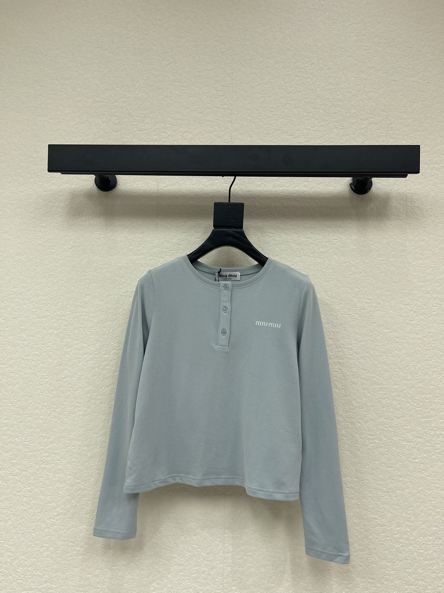 NO:666776,Miumi*26 early spring new cotton stretch long-sleeved top. Customized YB twill cotton material, fine texture, comfortable to wear, round neck top cut, half-front collar button, adjustable to expose the collarbone, visually slimmer, brand logo on one side of the chest, breaking the monotony to show the brand tone, low-key and textured, the upper body shows temperament, suitable for daily commuting. SML A,, miumiu,  19860909Miumi*26早春新款全棉弹力长袖上衣.定制YB斜纹全棉材质,质感细腻,穿搭舒适,圆领上衣剪裁,领前半开襟纽扣,可调节露出锁骨,视觉更显瘦,胸口单侧品牌徽标,打破单调展现品牌调性,低调有质感,上身尽显气质,日常通勤都.SML A,,miumiu, ,Women's clothing