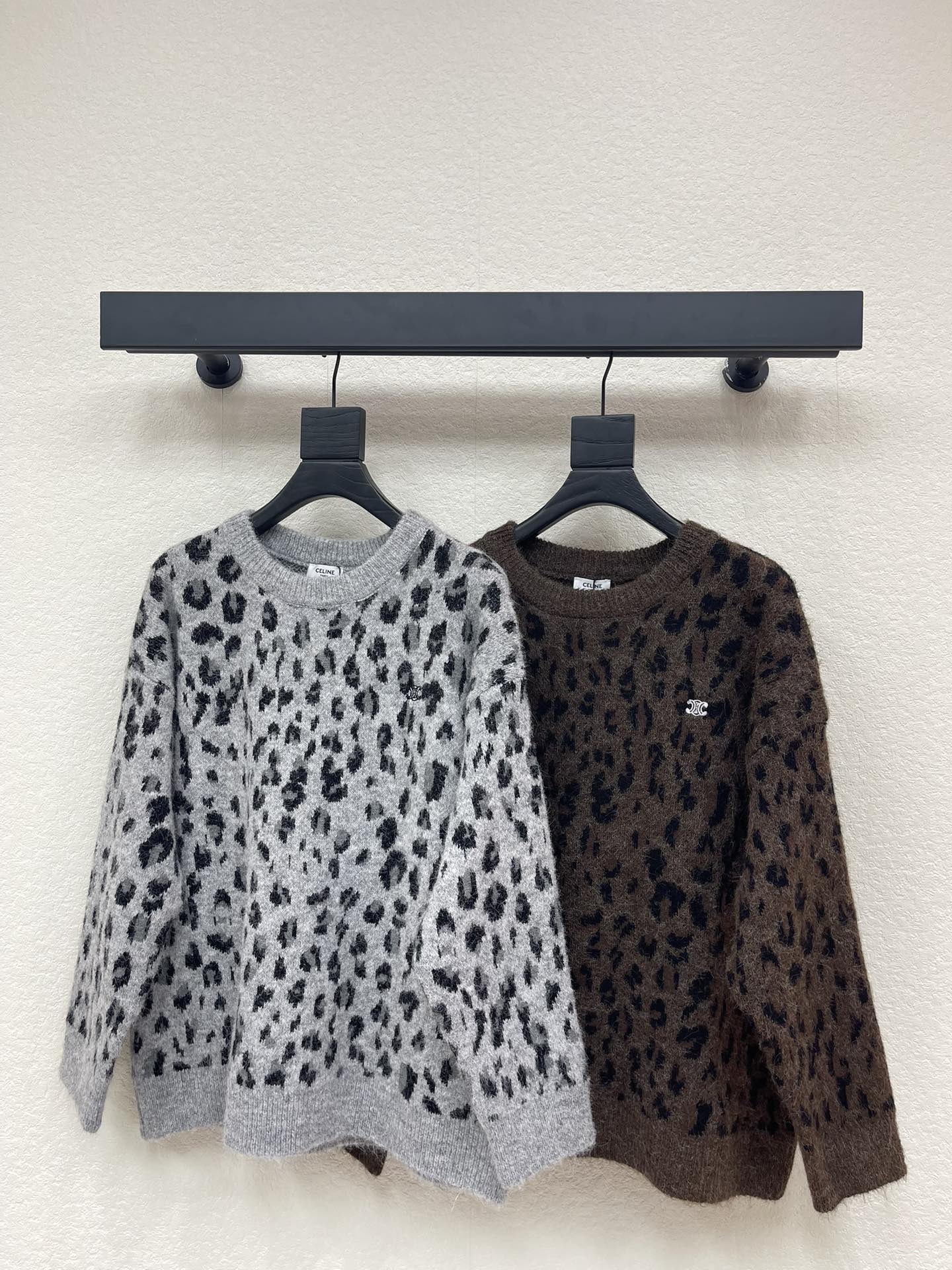 NO:667241,Celin*25 new autumn and winter leopard print jacquard knitted sweater, wool blended material, soft and skin-friendly and anti-pilling, super comfortable to wear in autumn and winter! Loose oversize version, round neck design, it is OK to be worn layered or worn alone, and it is easy to create a lazy retro style. The leopard print element is fashionable and uninhibited, and the gray bottom is low-key and durable, suitable for commuting and leisure!  SML,,celine,versace,sweaters, 19860909Celin*25秋冬新款豹纹提花针织毛衣,羊毛混纺材质,柔软亲肤又抗起球,秋冬穿超舒服!宽松Oversize版型,圆领设计,叠穿或单穿都很OK,轻松打造慵懒复古风.豹纹元素时髦不羁,灰色底低调耐看,通勤休闲都能！SML,,celine,versace,sweaters, ,Women's clothing