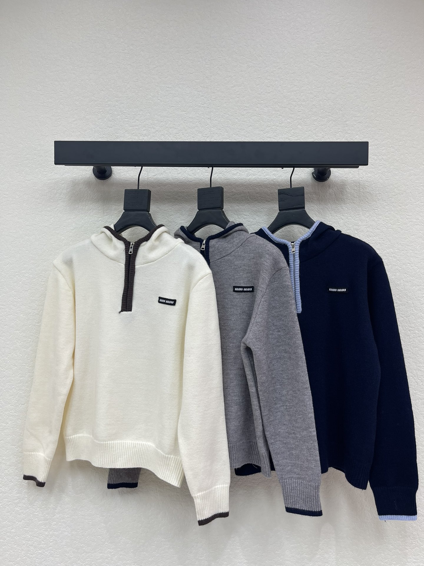 NO:667238,Miumi*'s new autumn and winter contrasting collared half-zip knitted sweatshirt. This knitted sweatshirt adopts a contrasting collar design, which is simple and detailed. The soft knitted fabric is super comfortable, and it is very suitable for autumn and winter. The small logo on the chest is embellished, giving it a sense of fashion! The loose version is tolerant to a variety of body types, and it goes well with jeans or casual pants!  SML A,,miumiu,hoodie,sweatshirts,jeans, 19860909Miumi*秋冬新款撞色领口半拉链针织卫衣.这款针织卫衣采用撞色领口设计,简约又有细节感,柔软针织面料超舒适,秋冬穿超合适.胸前小标点缀,时尚感 分!宽松版型,包容多种身材,搭配牛仔裤或休闲裤都很OK！SML A,,miumiu,hoodie,sweatshirts,jeans, ,Women's clothing