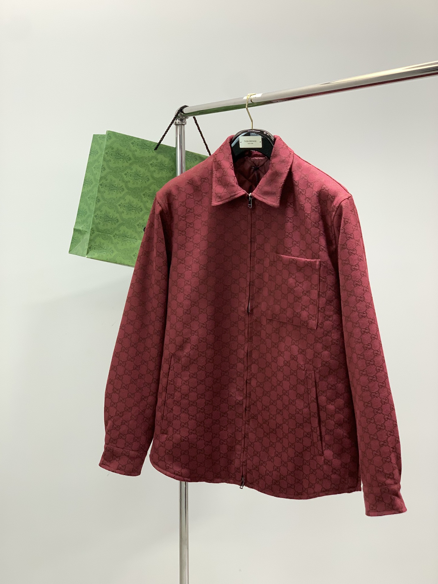 NO:681276,, Gucci, the latest winter style, available at counters simultaneously, original order, fashionable and casual cotton jacket, the upper body is very unique!  Eye-catching and bright, imported original fabrics, top-quality jacquard crafts letter pattern decoration Logo, original hardware accessories decoration, simple yet fashionable, classic atmosphere, comfortable and breathable, handsome and stylish upper body, 2 colors recommended, size S-XL size SMLXL length 73.57576.578 bust 118122126130 shoulder width 48.55051.553  Sleeve length 63.564.565.566.5,,gucci,gucci,jackets & coats,19860909,Gucci 古驰,冬季最新款,专柜同步有售,原单狠货,时尚休闲棉服外套,上身很有特点！吸睛而有亮点,进口原版面料,顶级提花工艺字母图案装饰Logo,原版五金辅料装饰,简单而不失时尚,经典大气,舒适透气,上身帅气有型,2色推荐,码数S-XL 尺码SMLXL 衣长73.57576.578 胸围118122126130 肩宽48.55051.553 袖长63.564.565.566.5,,gucci,gucci,jackets & coats,,Men's clothing