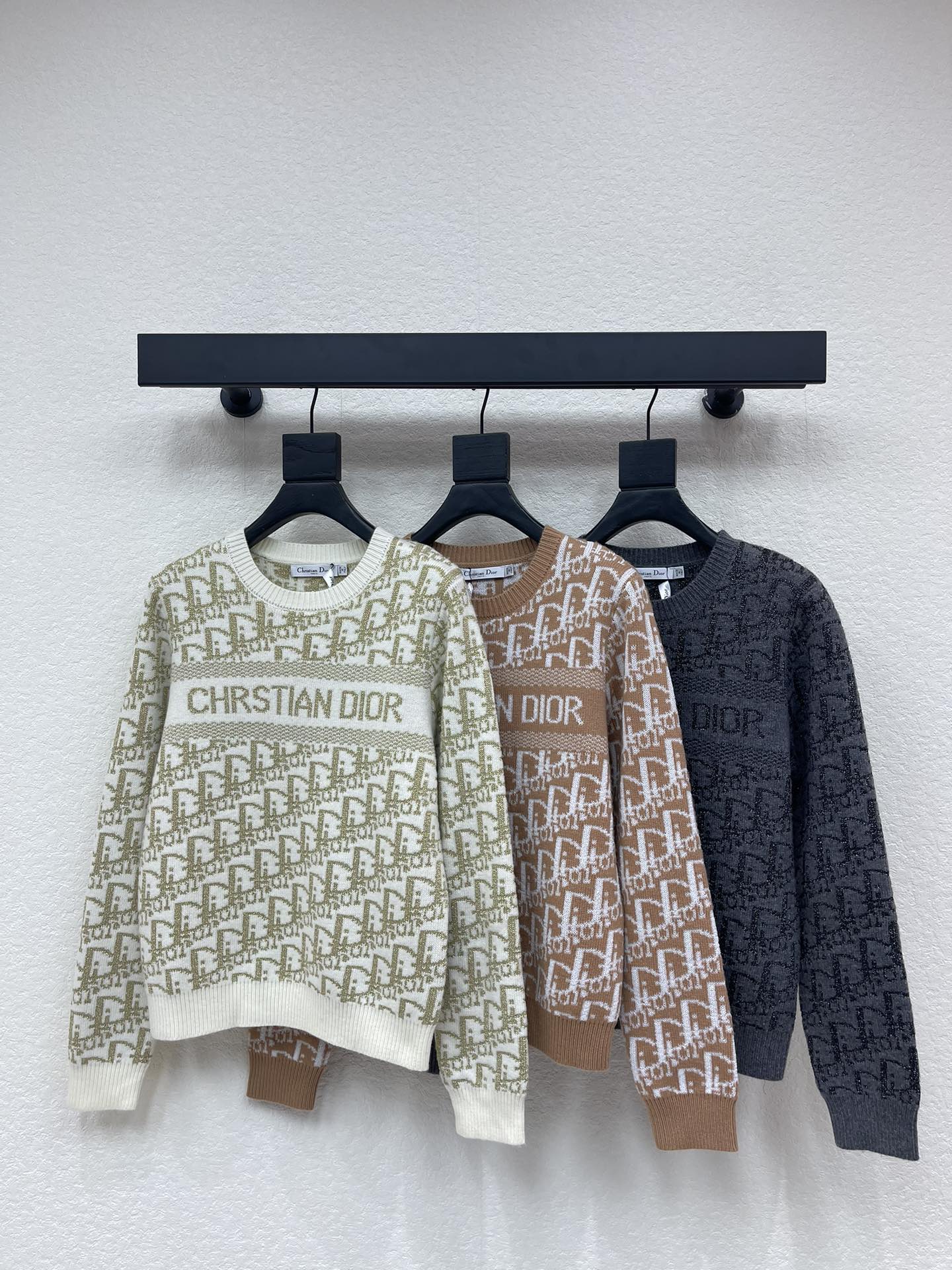 NO:666765,Dio* new autumn and winter presbyopia logo knitted long-sleeved sweater!  Customized imported wool blended yarn material, high-end texture, comfortable and soft, contrasting threaded edges on collar and cuffs, adding layering to the look, jacquard decoration of presbyopia logo all over, letter logo on crossbar, highlighting brand tone, regular version, versatile and easy to match!  SML A,,dior,sweaters, 19860909Dio*秋冬新款老花logo针织长袖毛衣！定制进口羊毛混纺纱线材质 质感高级 舒适软糯 领口袖口撞色螺纹包边处理 增添造型层次感 通体老花logo提花装饰 横杆字母徽标 彰显品牌调性 常规版型百搭不挑人！SML A,,dior,sweaters, ,Women's clothing